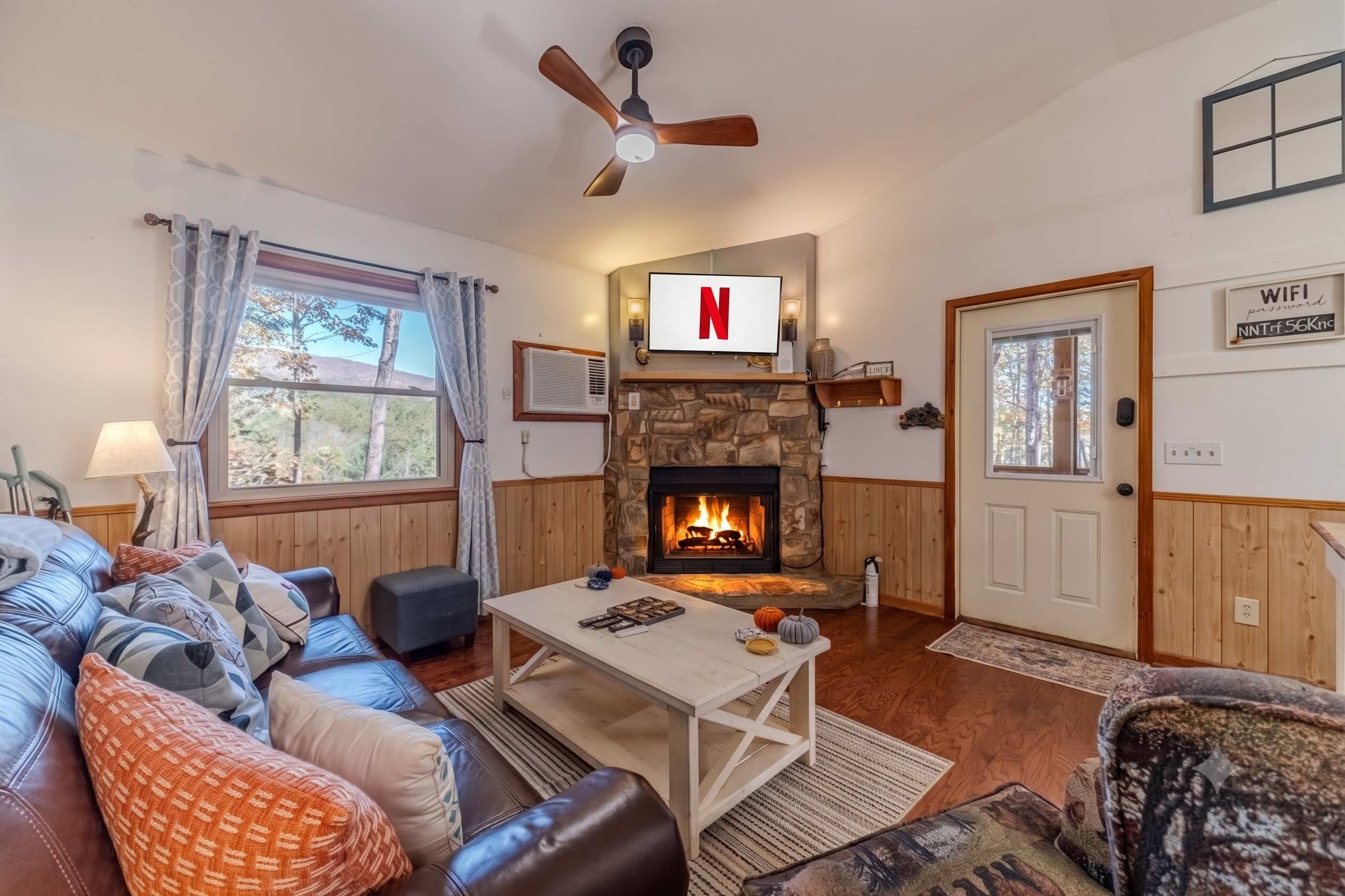 WANDERLUST - CHARMING MOUNTAIN CABIN W/ HOT TUB
