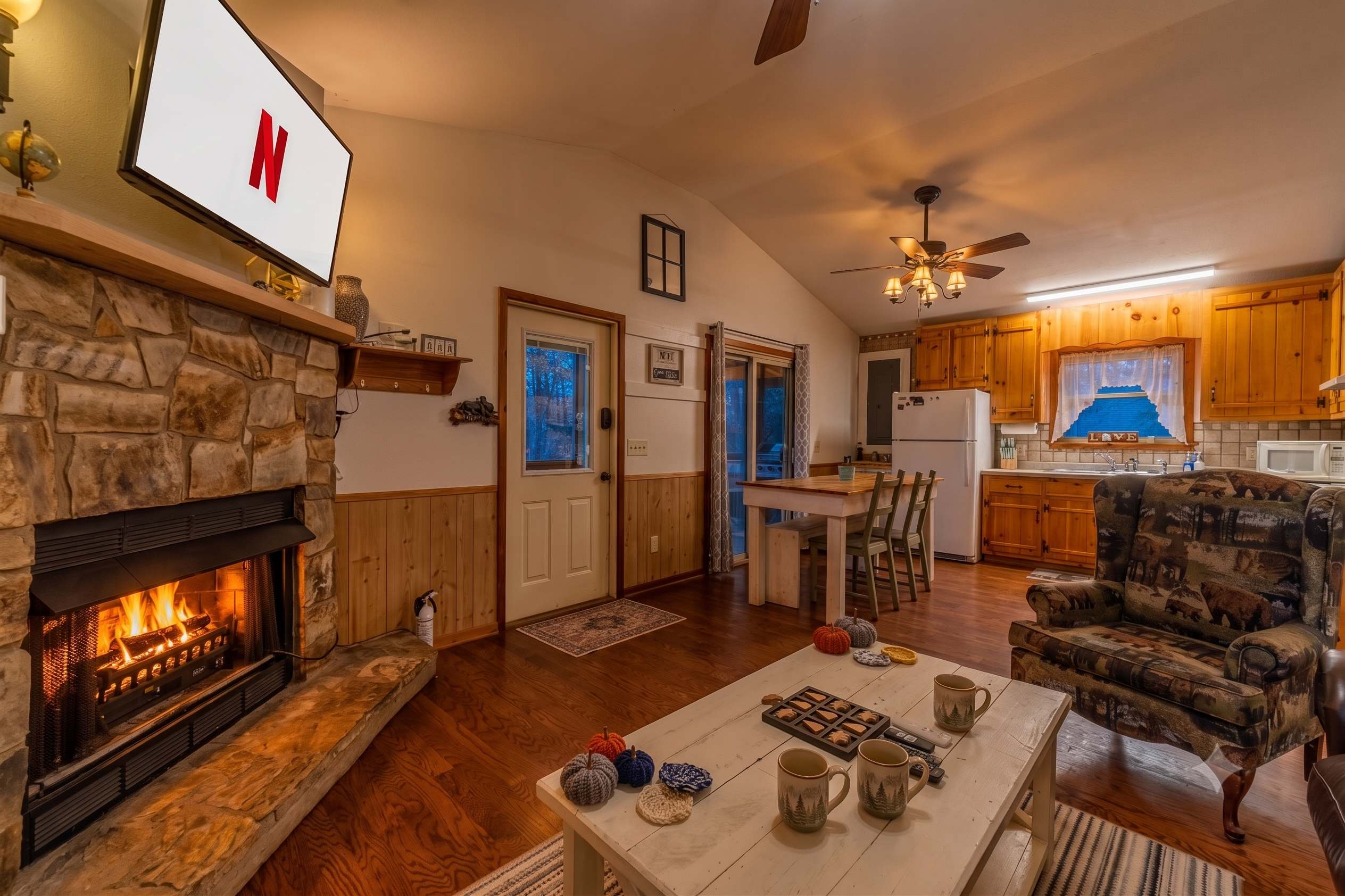 WANDERLUST - CHARMING MOUNTAIN CABIN W/ HOT TUB