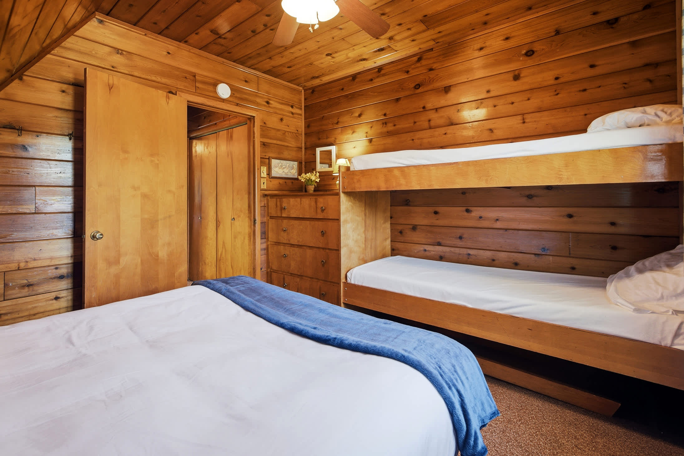 Flexible sleeping arrangements make this bedroom ideal for families with kids.