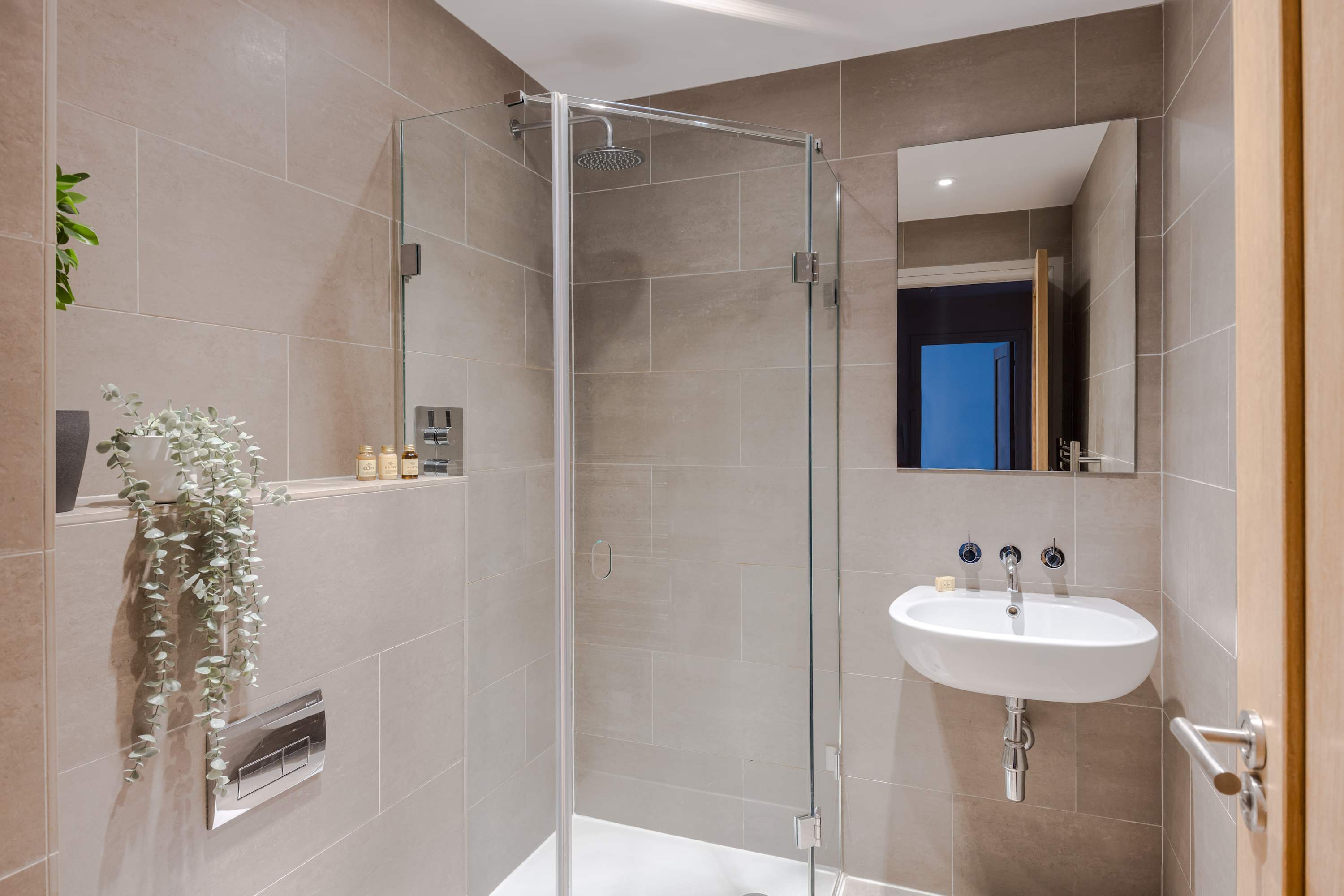 Clerkenwell 2-bed Apartment · Lift · Sleeps 4 in Eyre Street Hill, 7 EC1R - Property image 8 - VivreStays