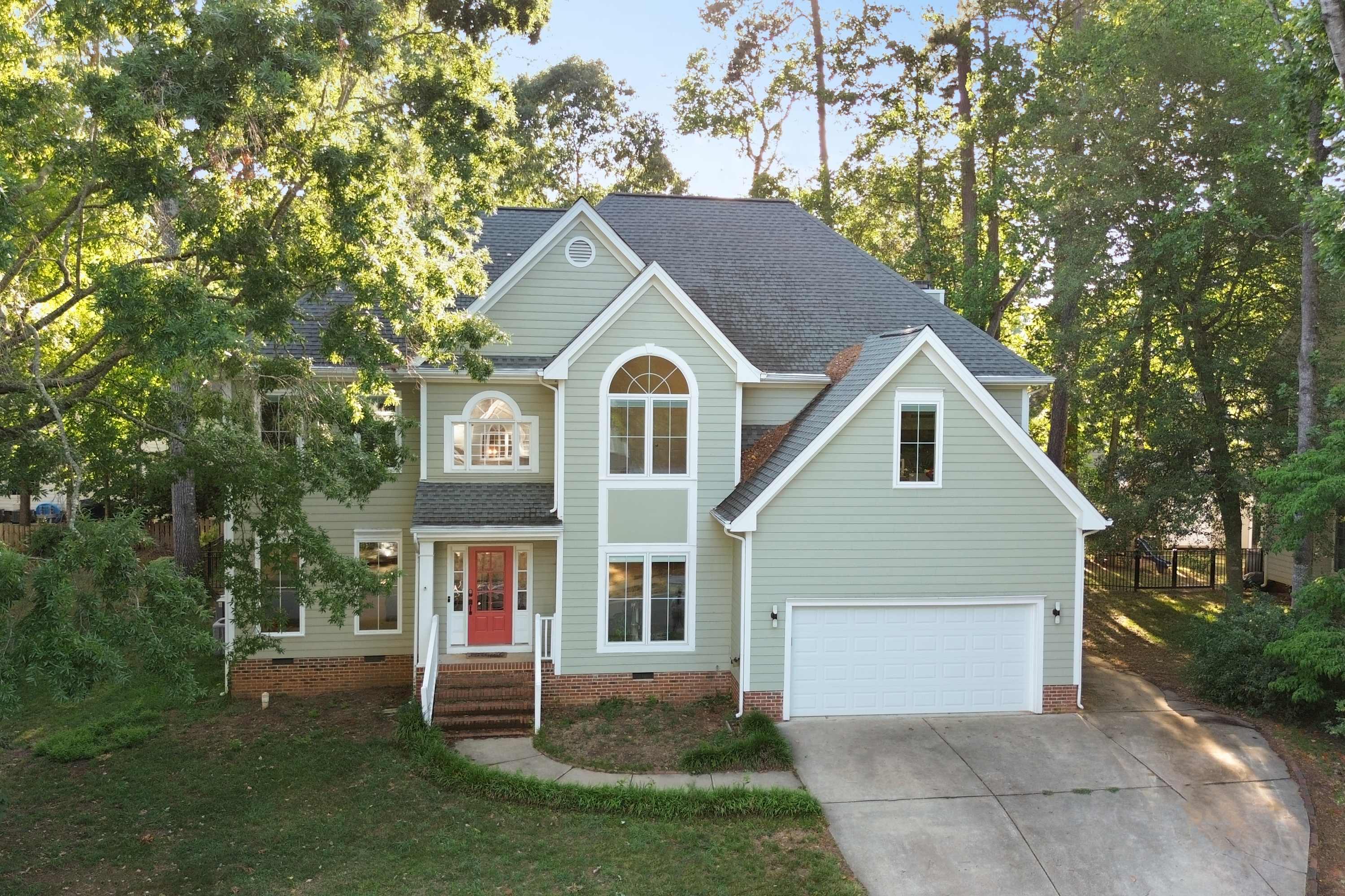 Comfortable 5 BR Raleigh Home, Backyard Oasis