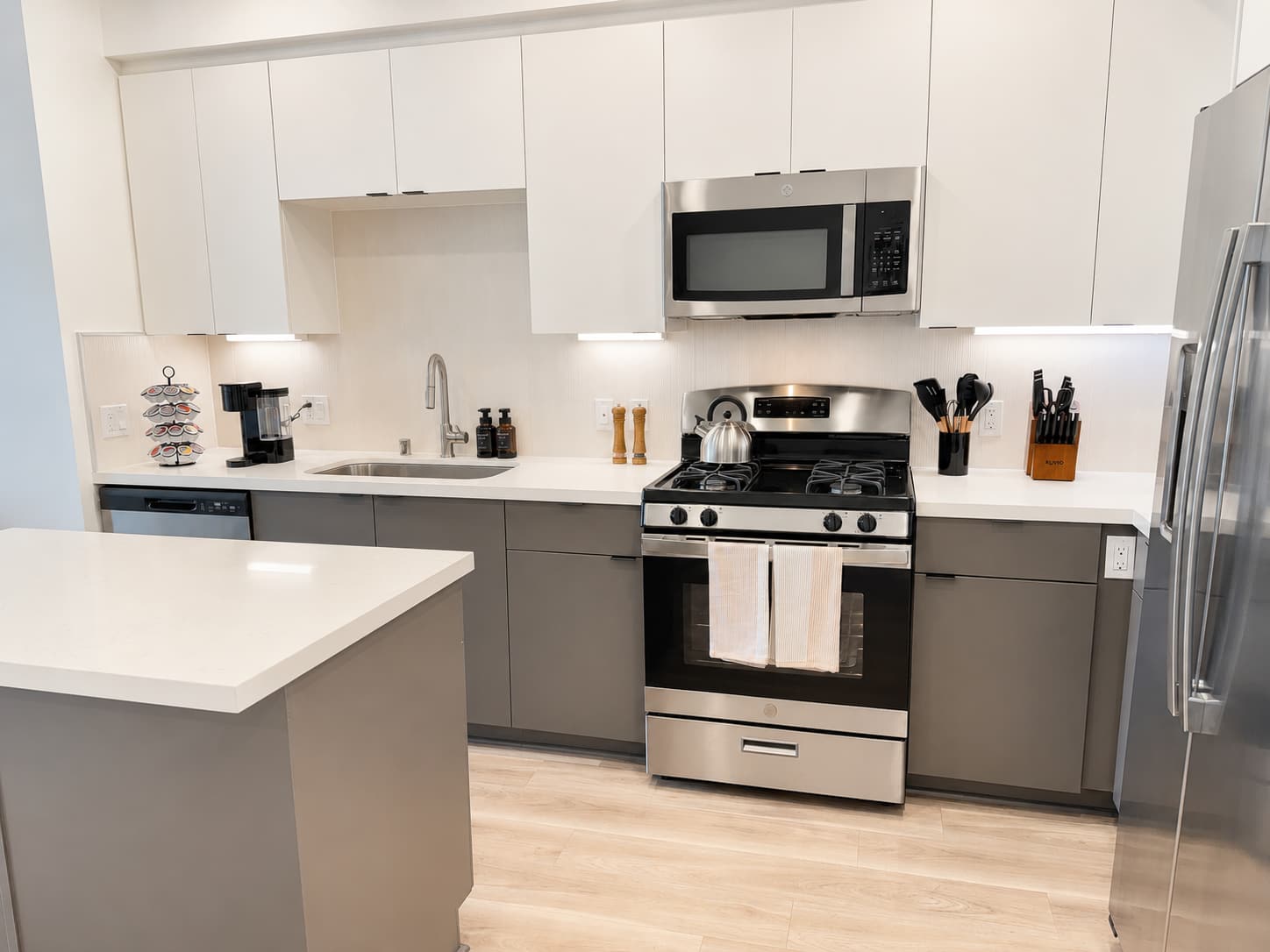Stylish Apartment Near Disneyland w/ Pool & Gym