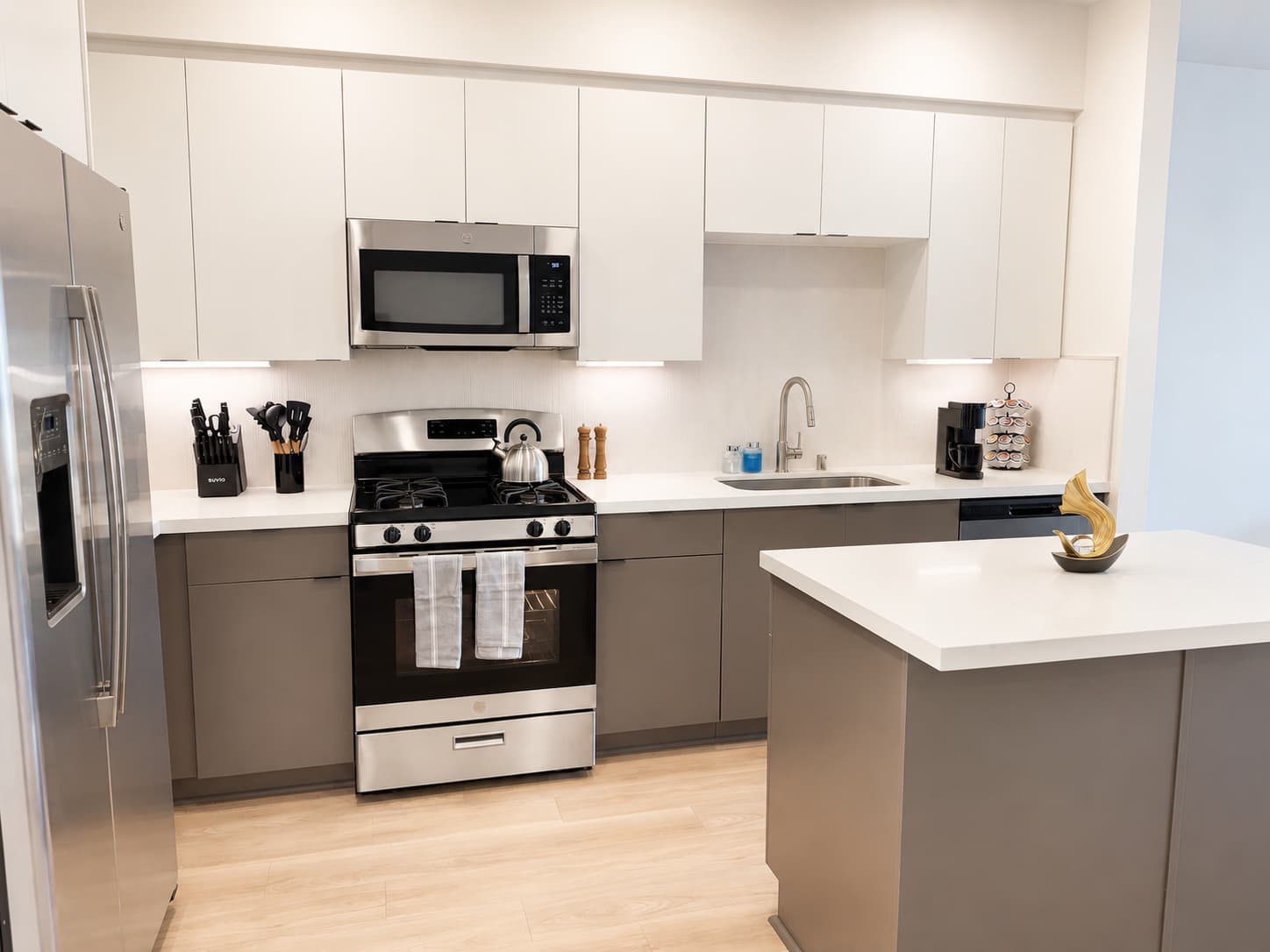 Premium Apt 10 Min to Disneyland | Pool & Gym