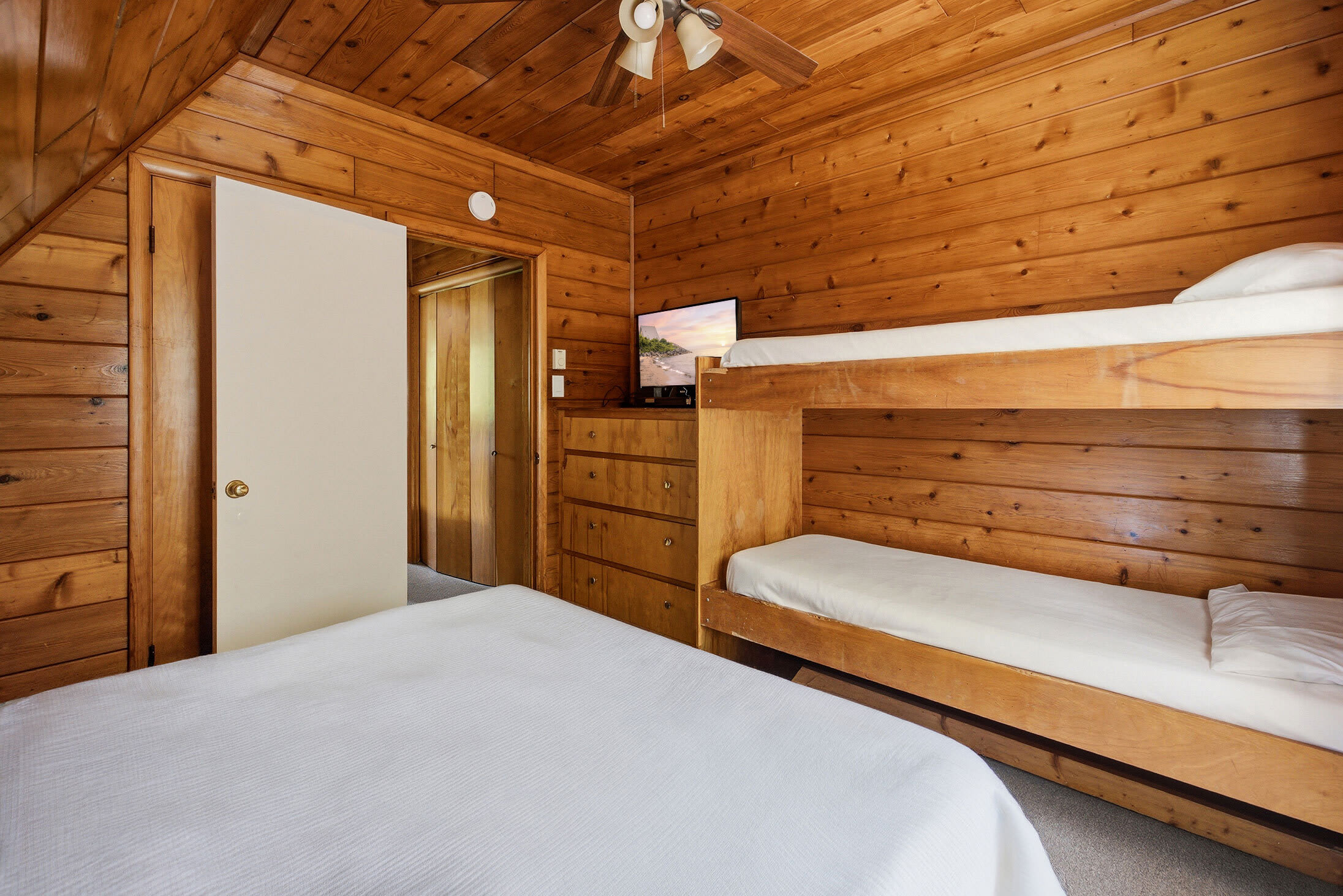 Chalet #95's flexible sleeping arrangements make family vacations easy and comfortable.