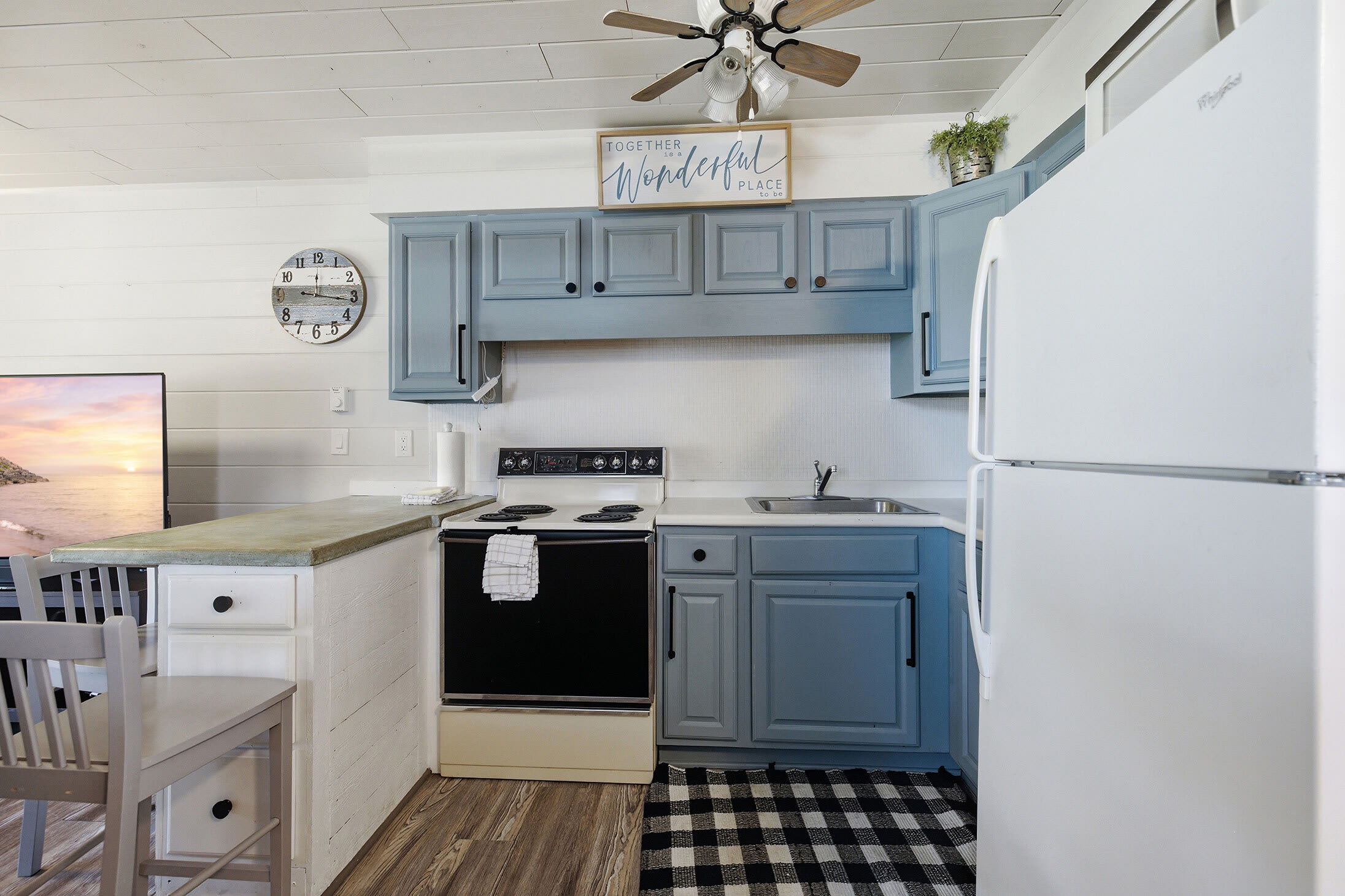 A fully equipped kitchen with breakfast bar makes dining in as easy as dining out.