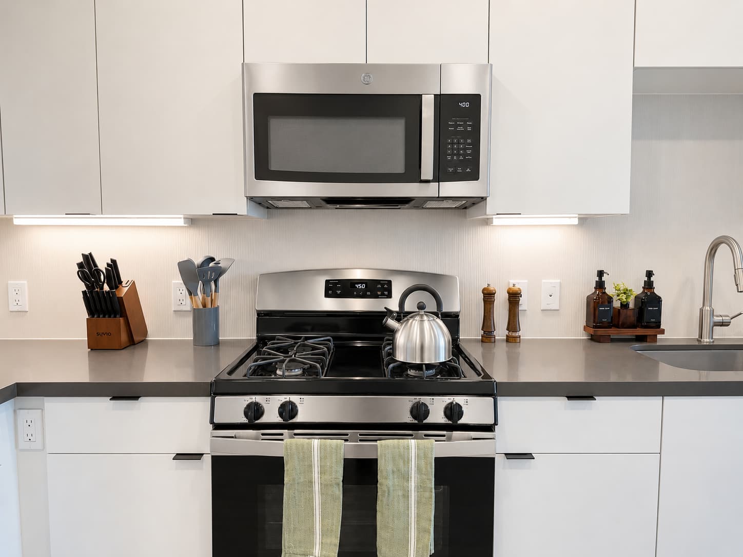 Stylish Apartment Near Disneyland w/ Pool & Gym