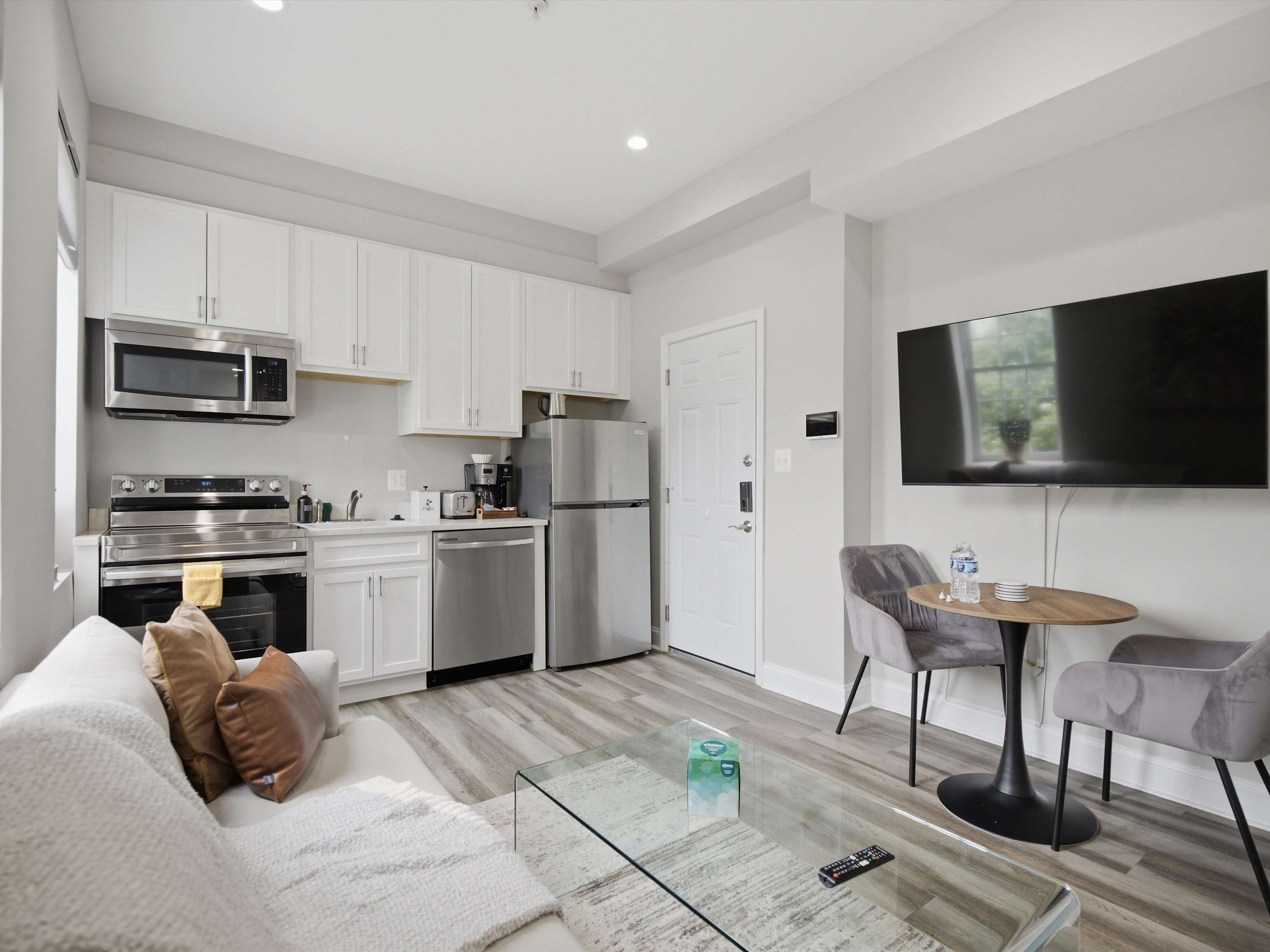 Bright Designer 1BR with Full Kitchen & Laundry