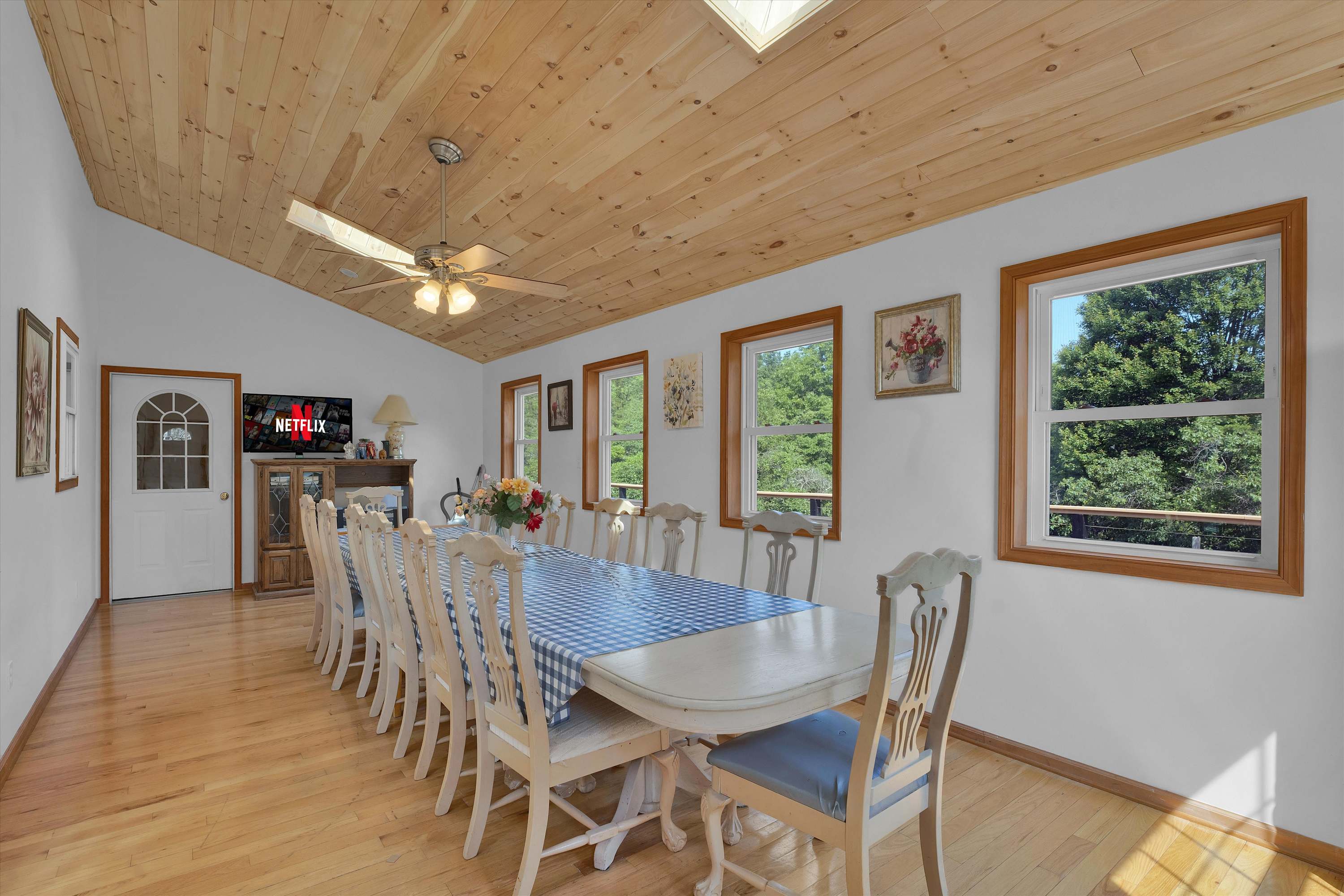 Beachview Chalet | Steps to Lake | Mins to Skiing