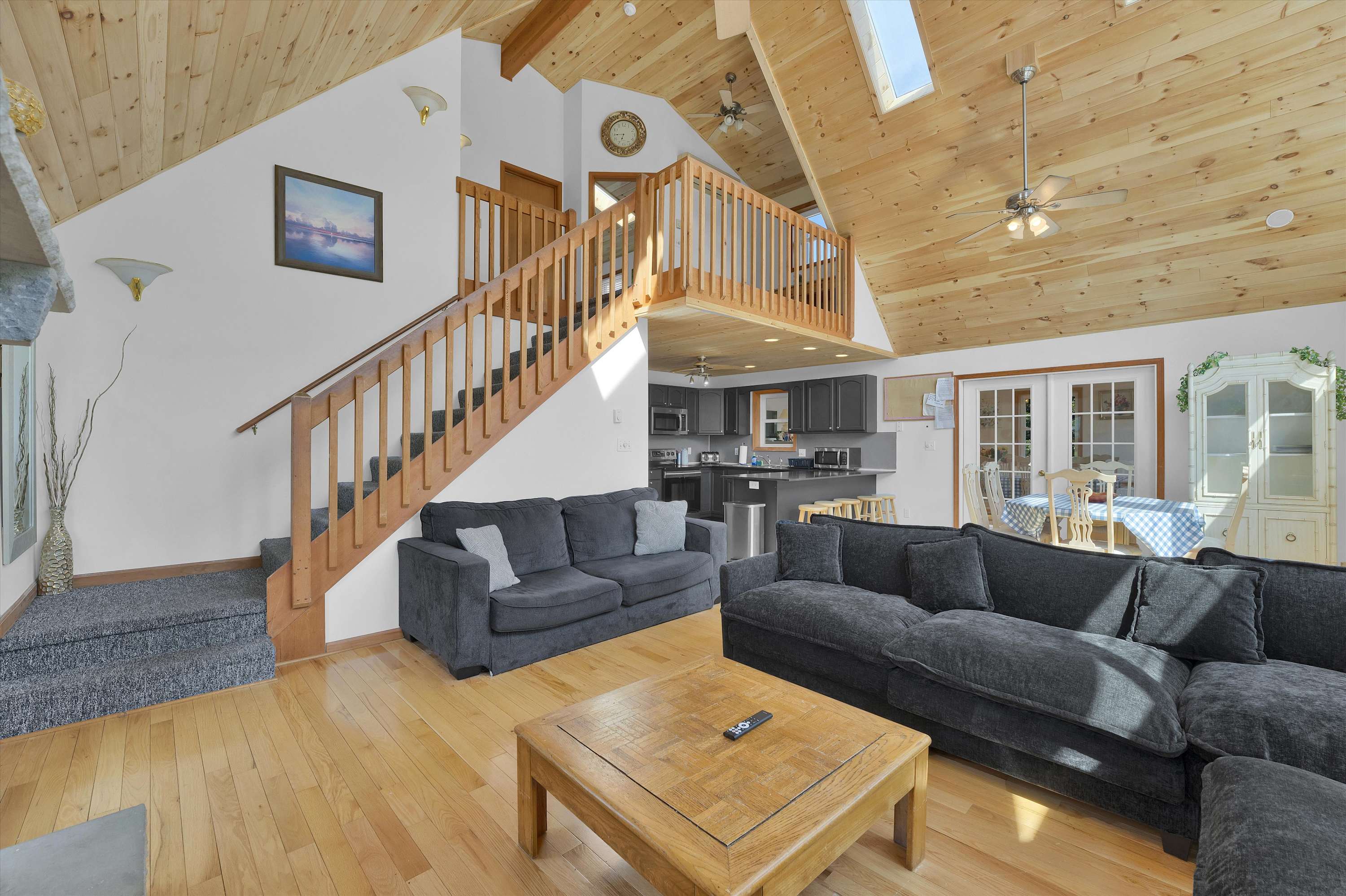Beachview Chalet | Steps to Lake | Mins to Skiing