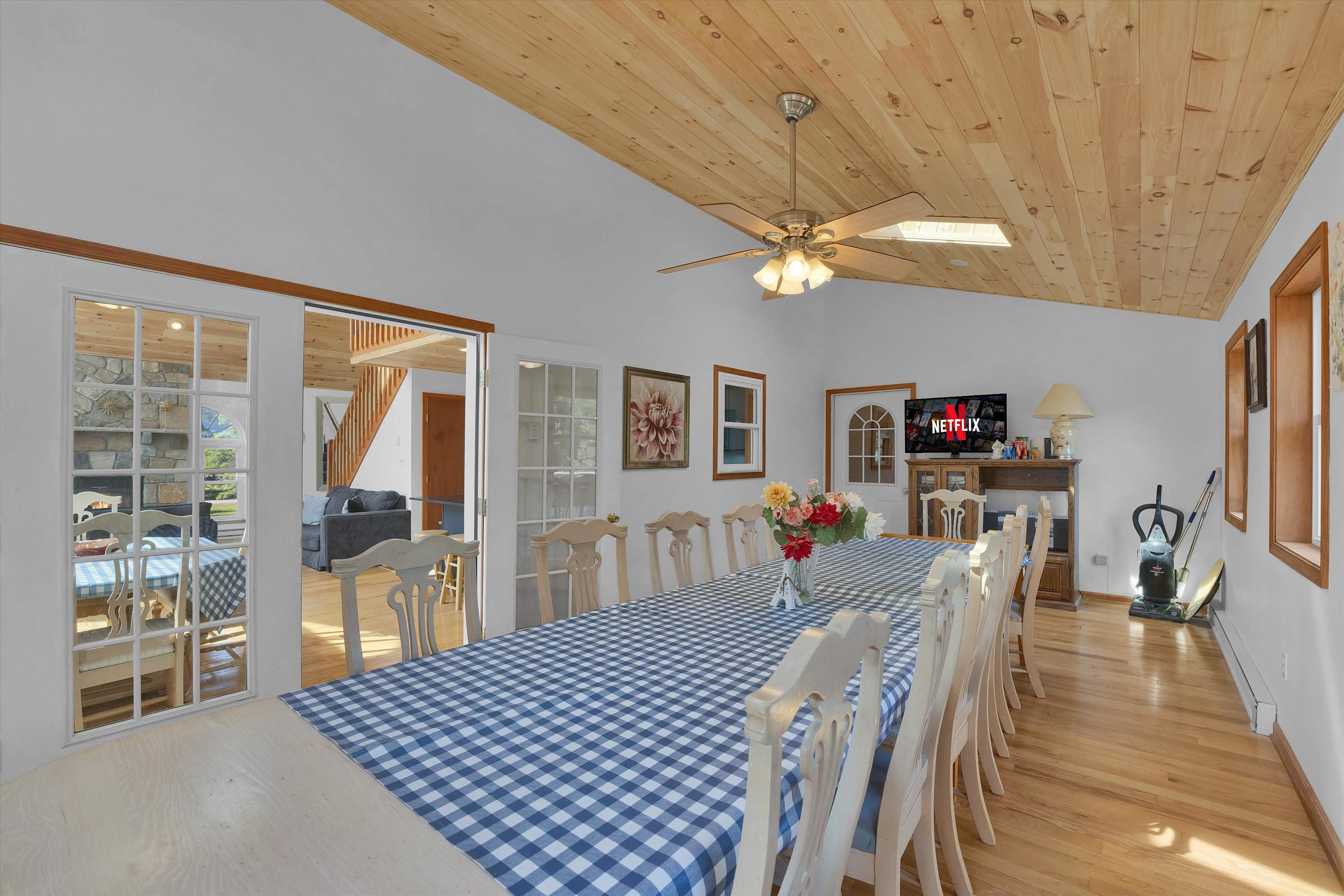 Beachview Chalet | Steps to Lake | Mins to Skiing
