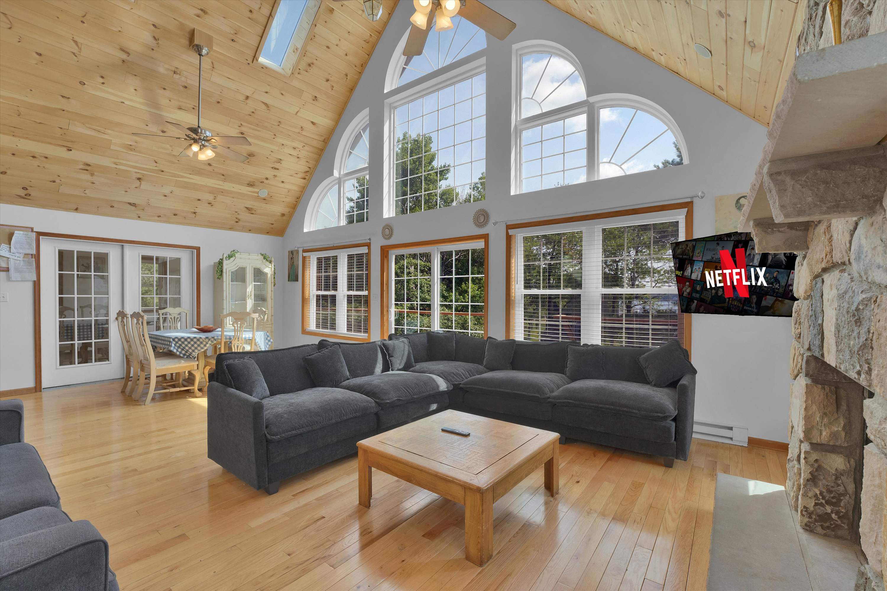 Beachview Chalet | Steps to Lake | Mins to Skiing
