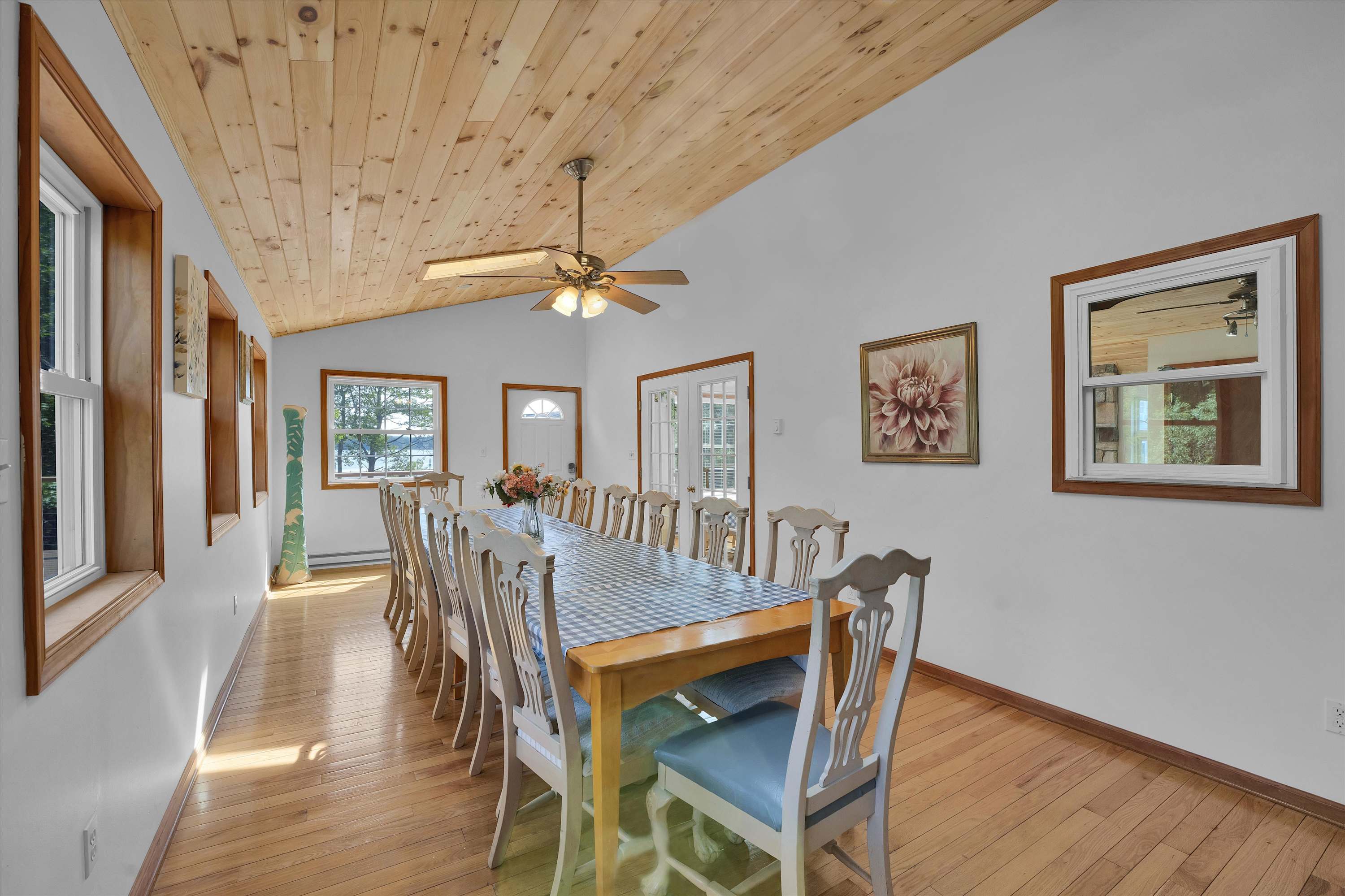 Beachview Chalet | Steps to Lake | Mins to Skiing