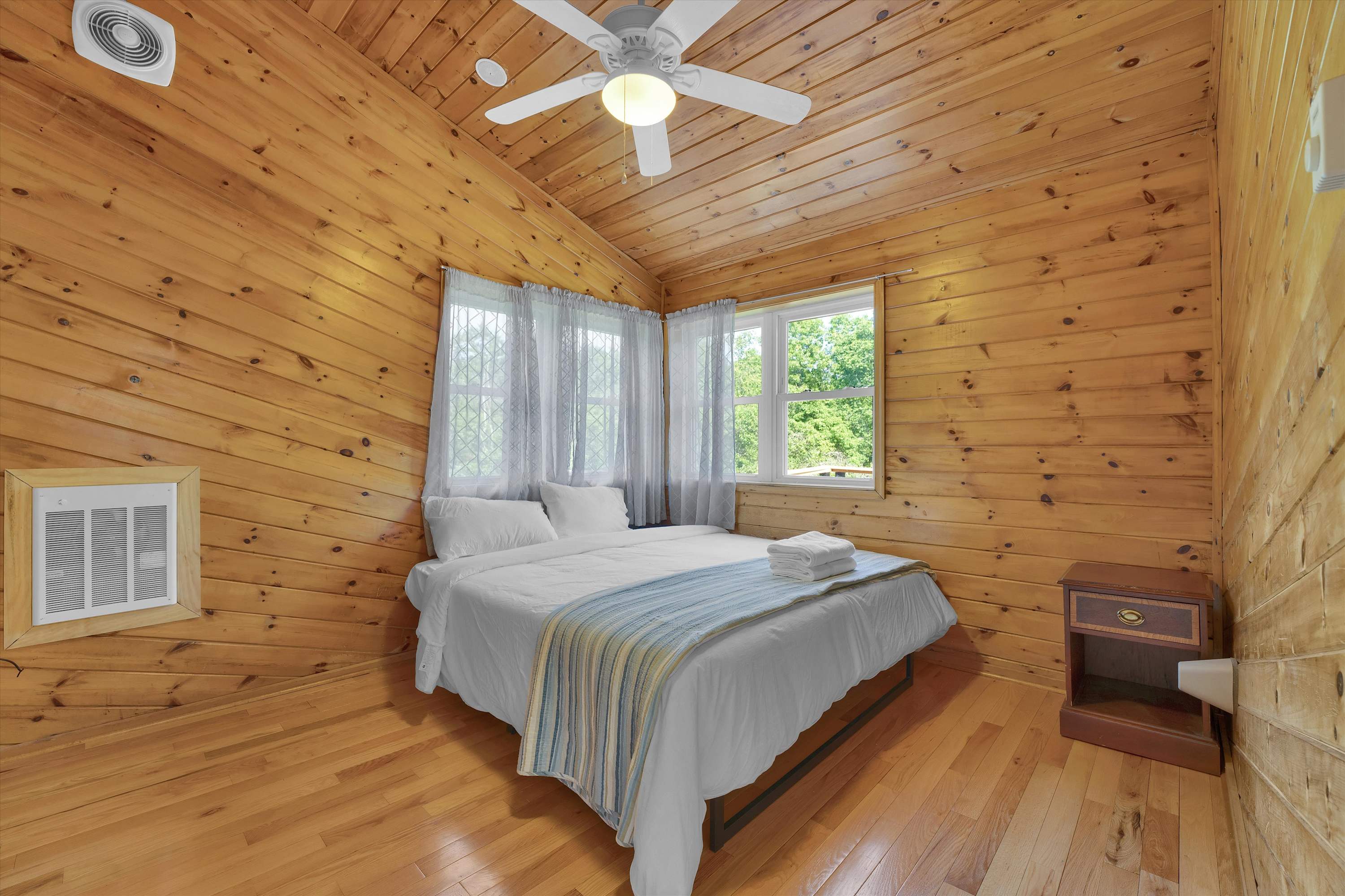 Beachview Chalet | Steps to Lake | Mins to Skiing