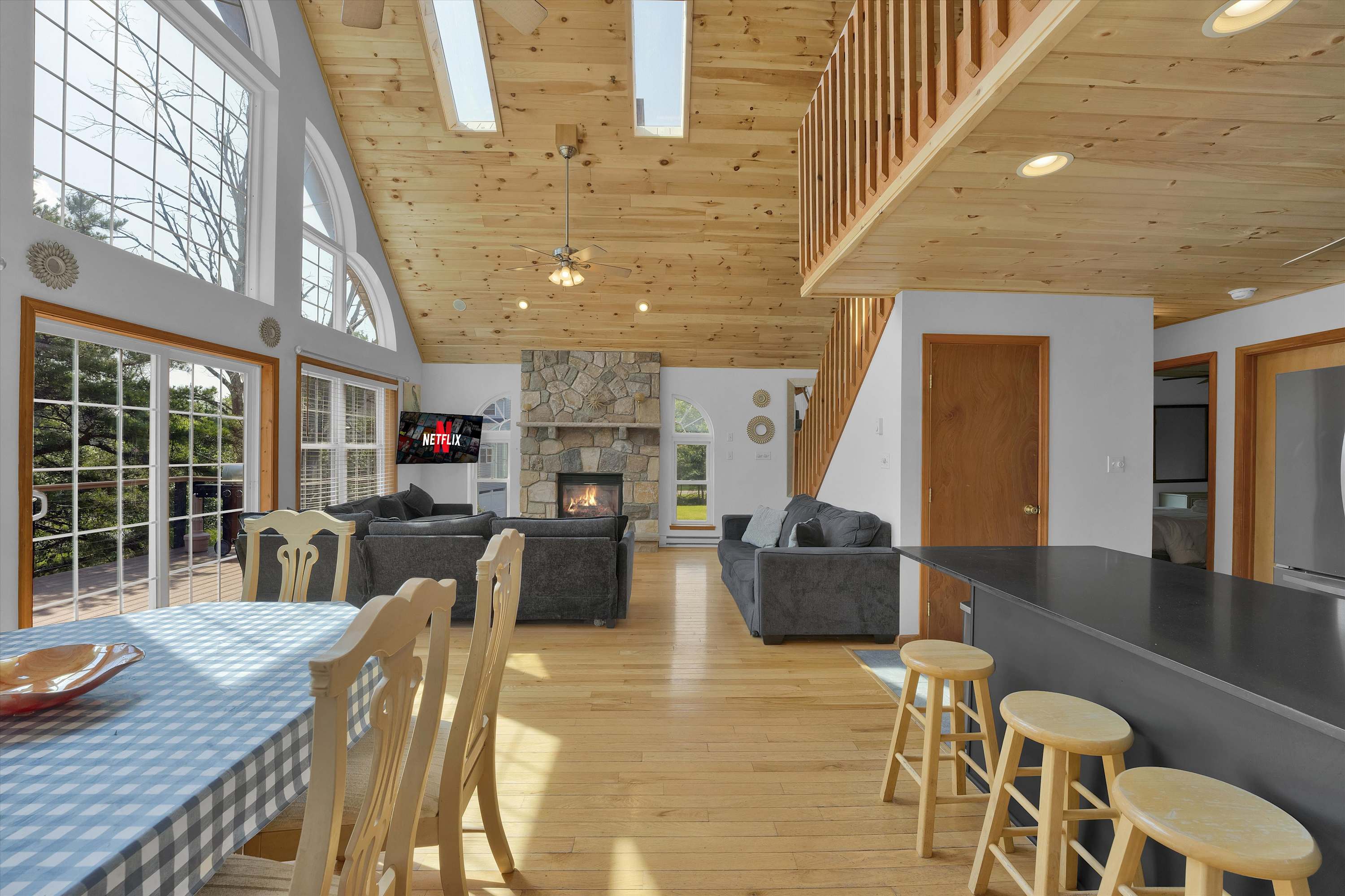 Beachview Chalet | Steps to Lake | Mins to Skiing