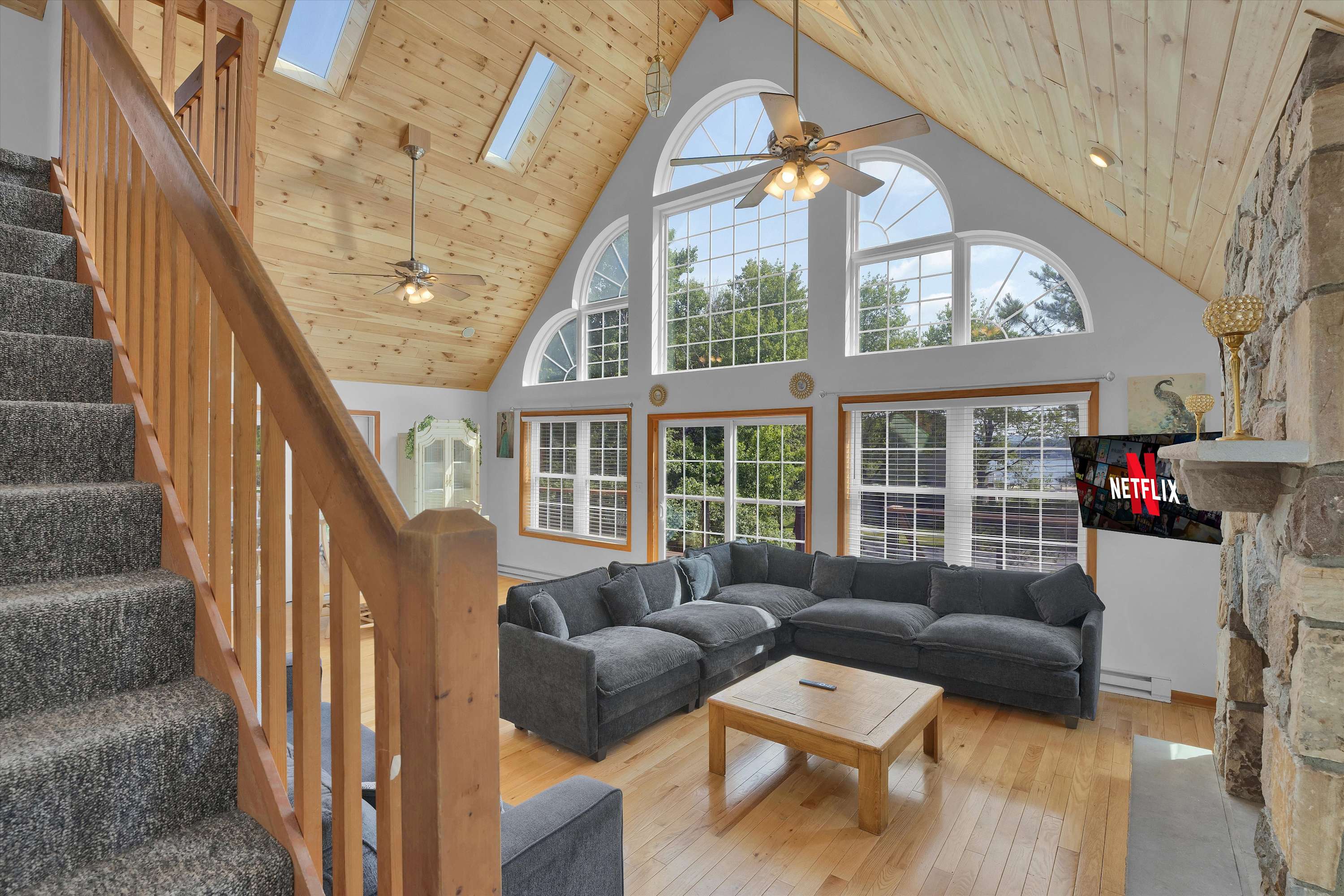 Beachview Chalet | Steps to Lake | Mins to Skiing