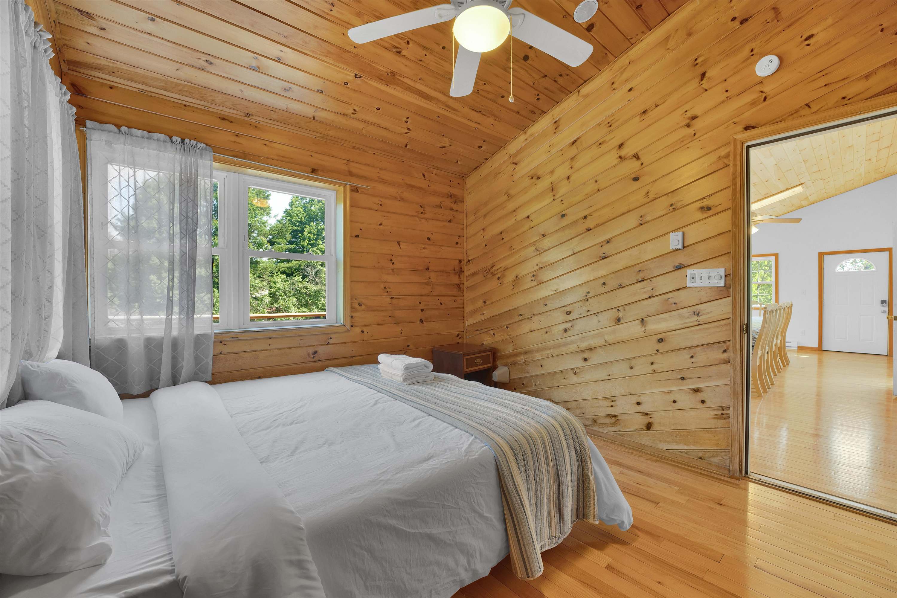 Beachview Chalet | Steps to Lake | Mins to Skiing