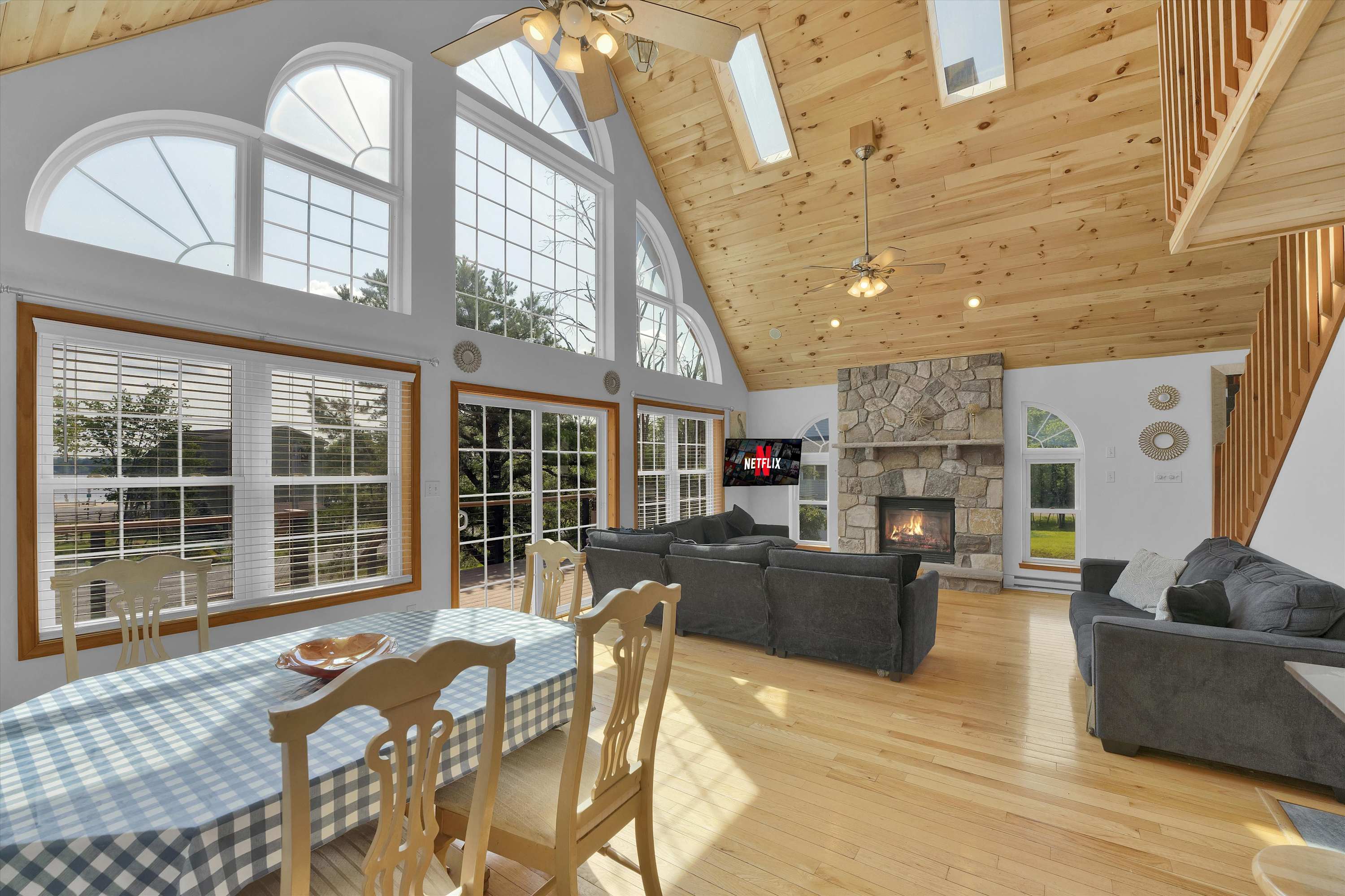 Beachview Chalet | Steps to Lake | Mins to Skiing