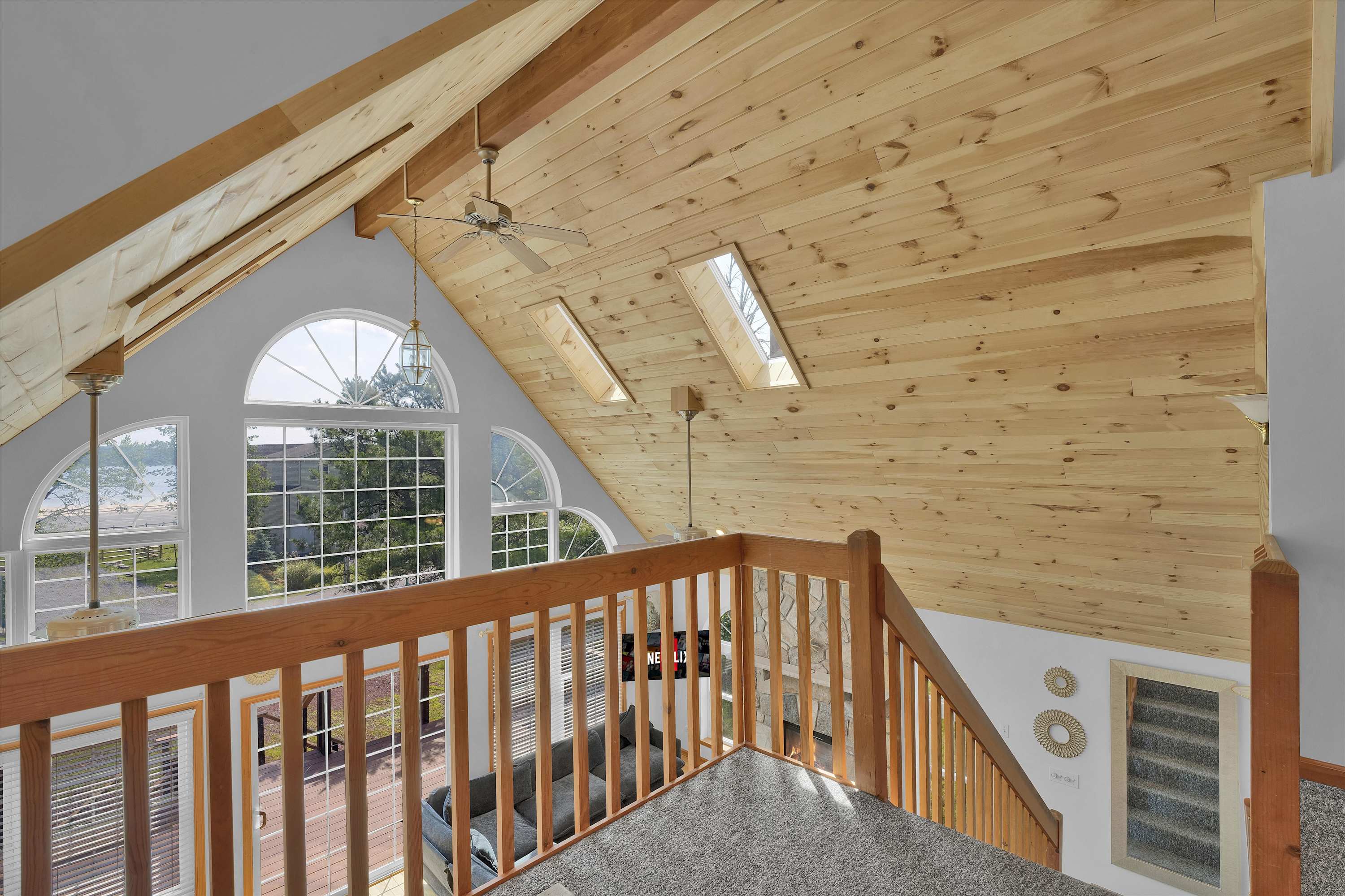 Beachview Chalet | Steps to Lake | Mins to Skiing