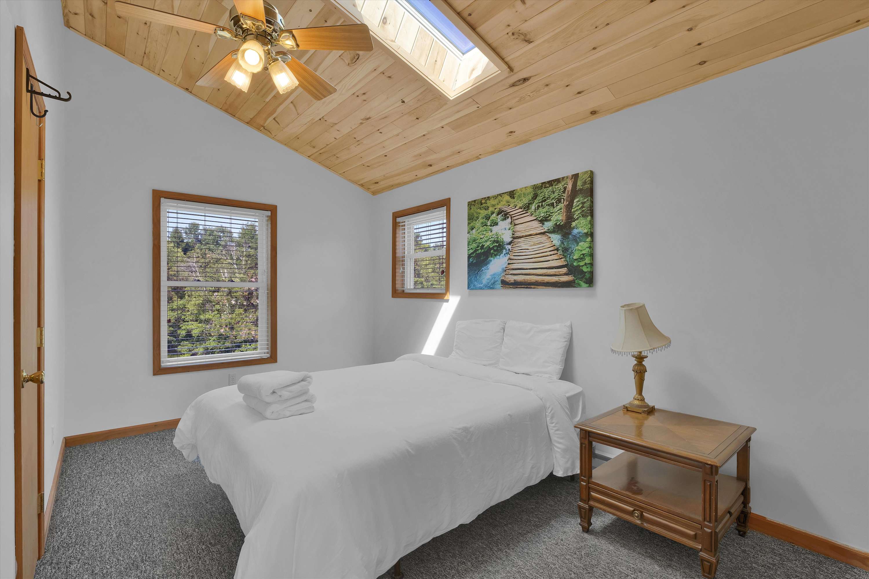Beachview Chalet | Steps to Lake | Mins to Skiing