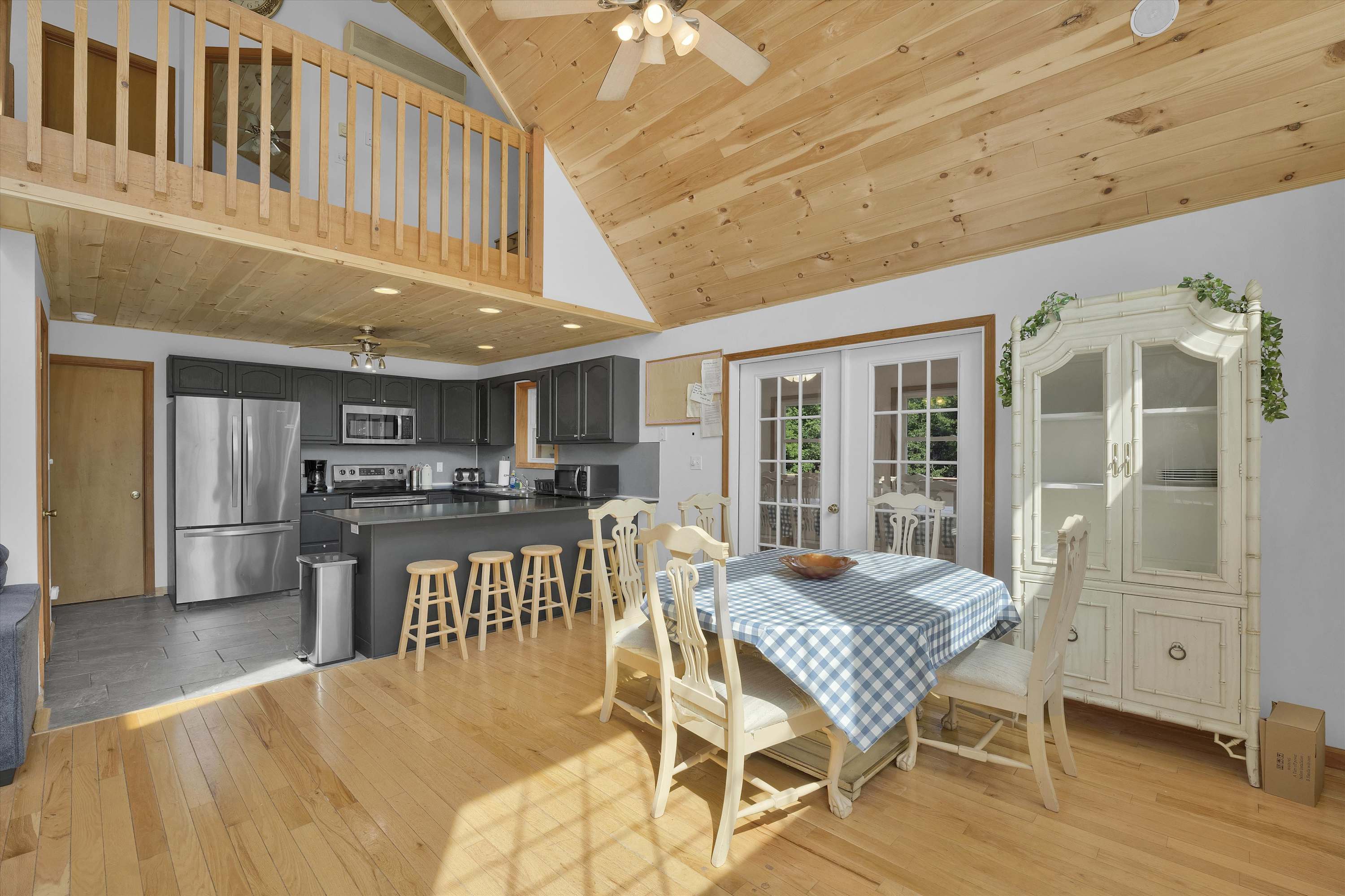 Beachview Chalet | Steps to Lake | Mins to Skiing