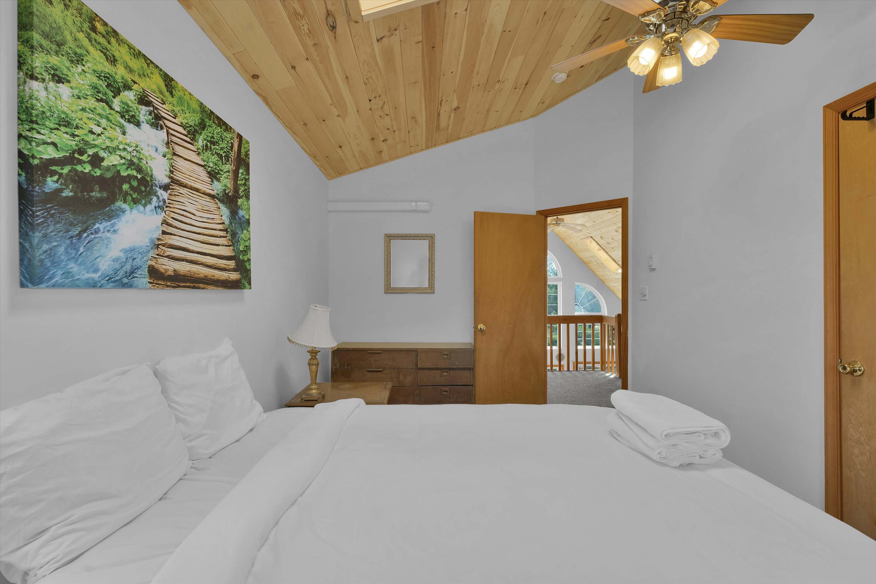 Beachview Chalet | Steps to Lake | Mins to Skiing