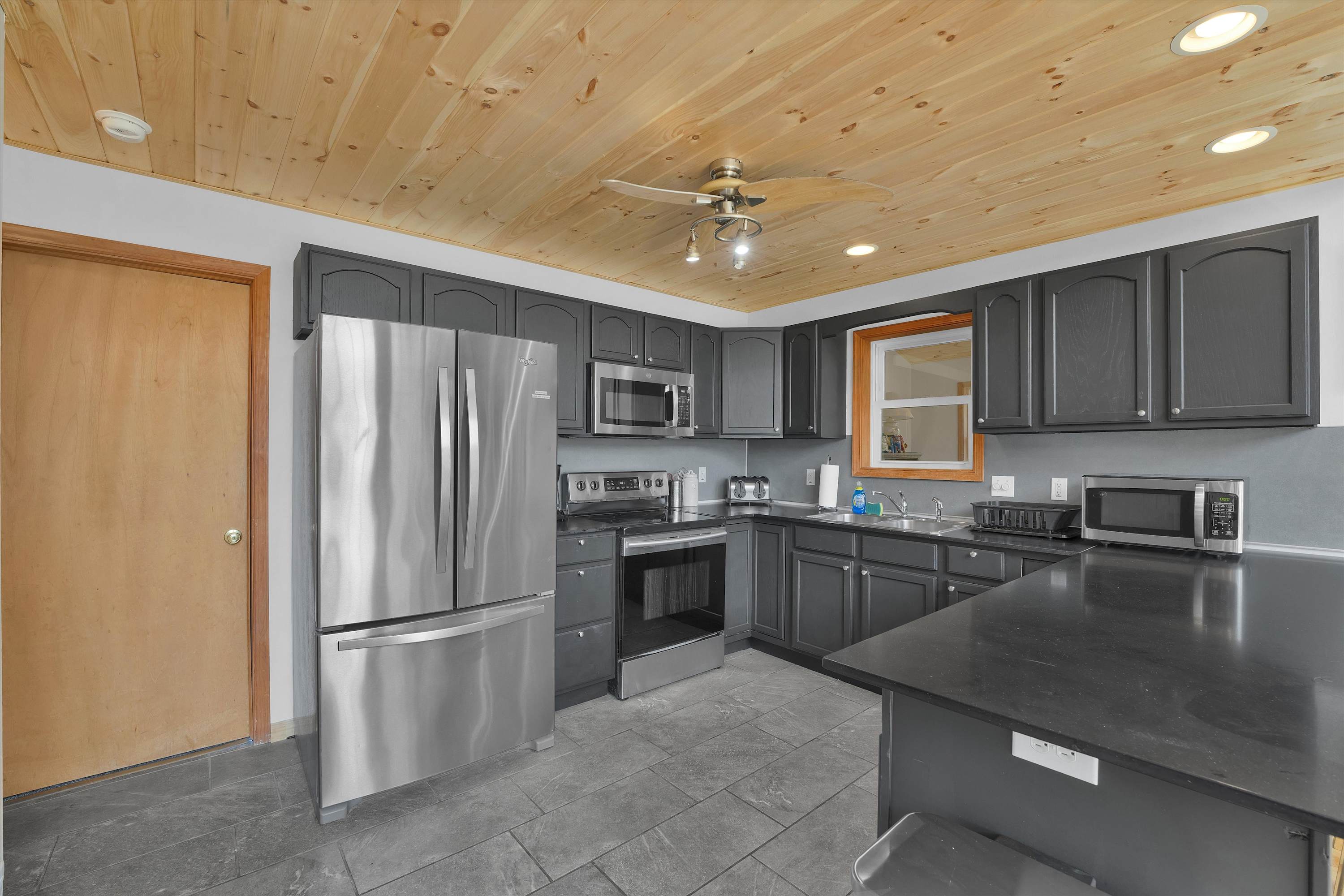 Beachview Chalet | Steps to Lake | Mins to Skiing