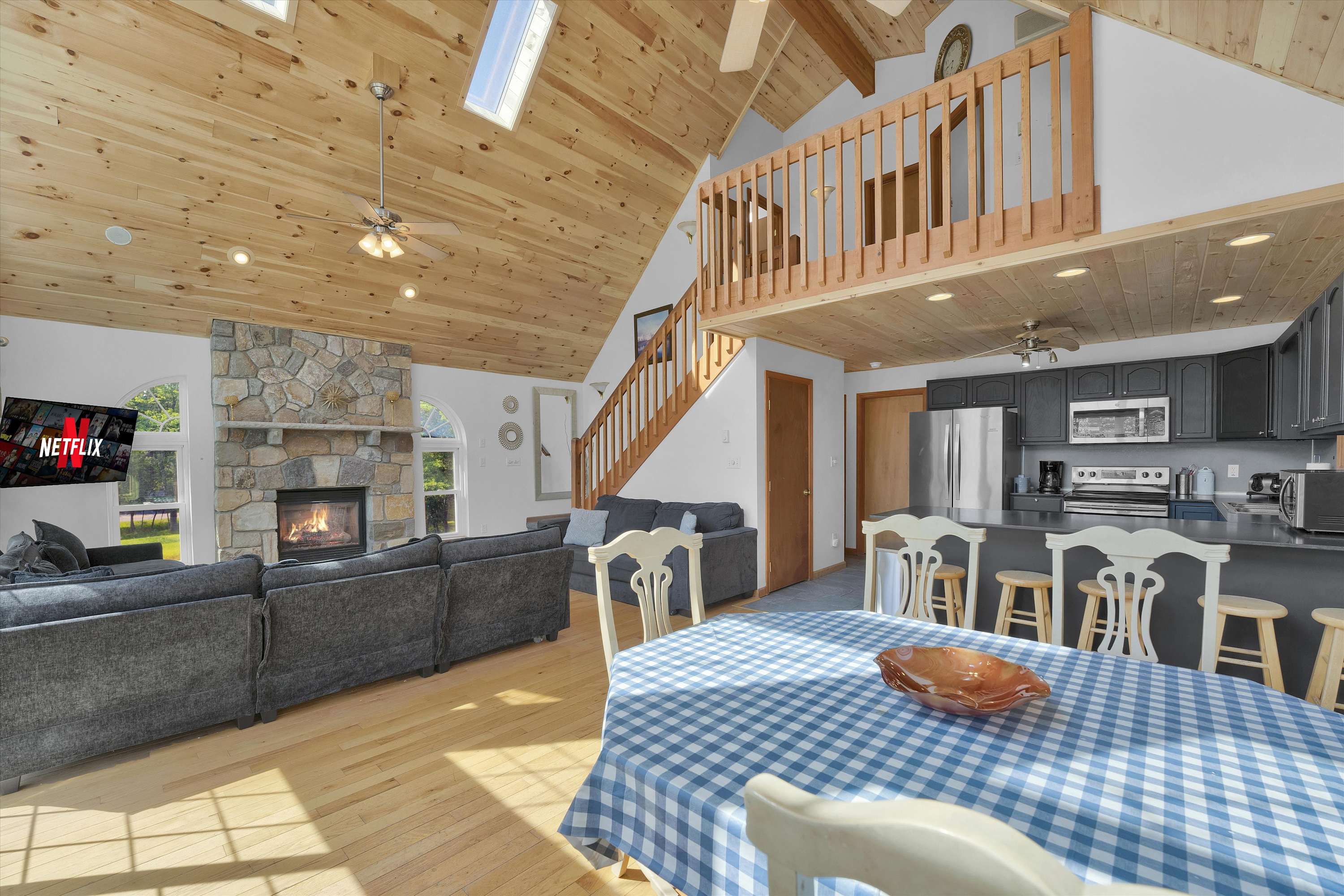 Beachview Chalet | Steps to Lake | Mins to Skiing