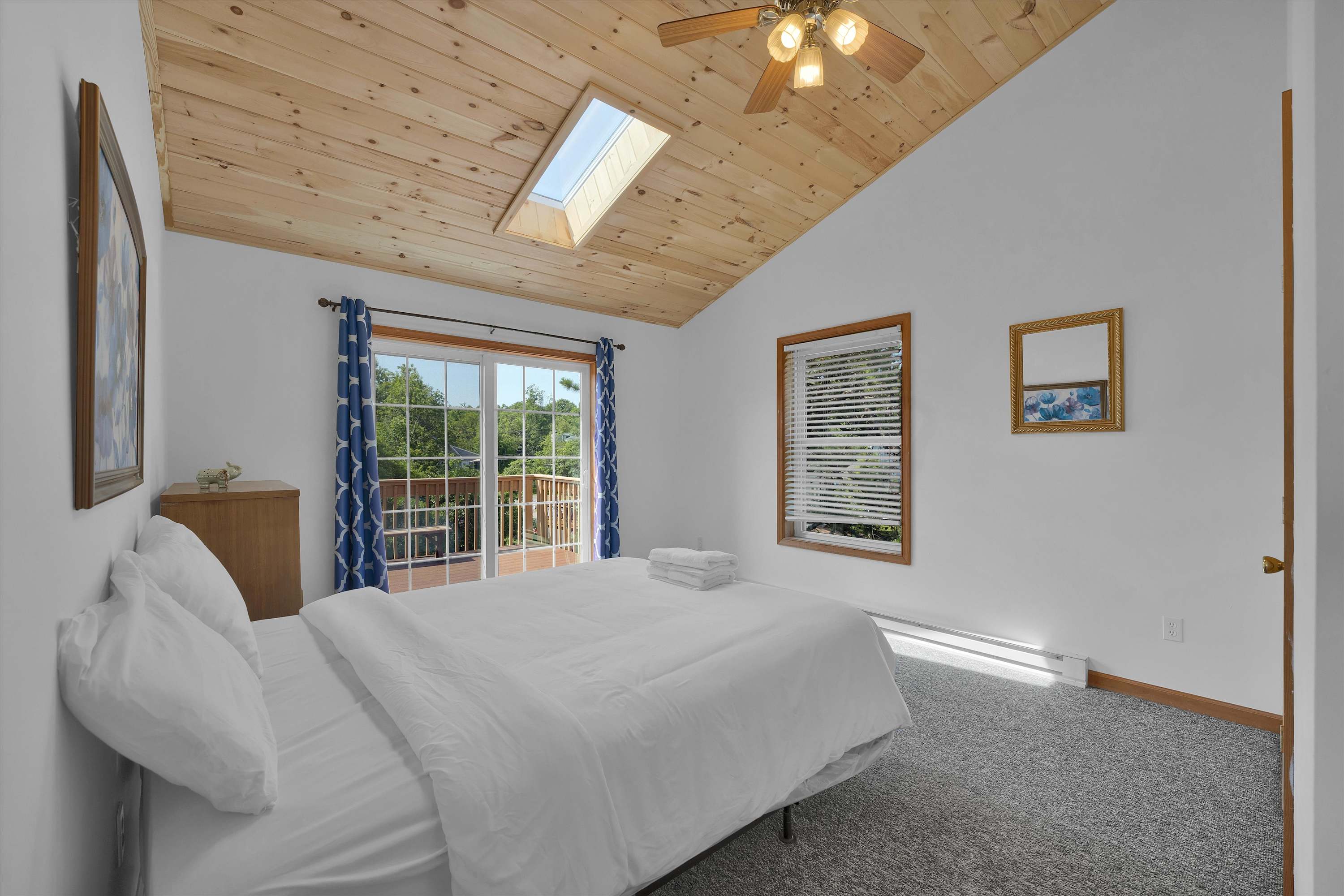 Beachview Chalet | Steps to Lake | Mins to Skiing