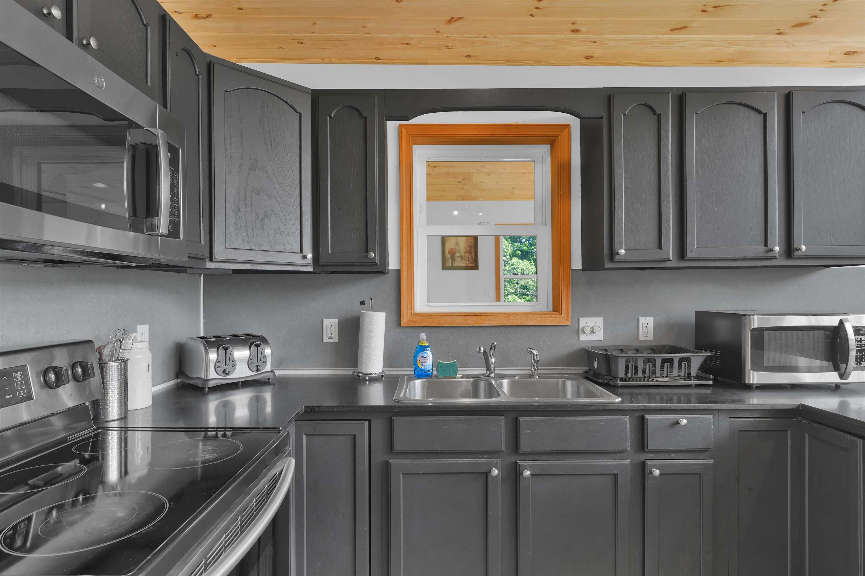 Beachview Chalet | Steps to Lake | Mins to Skiing