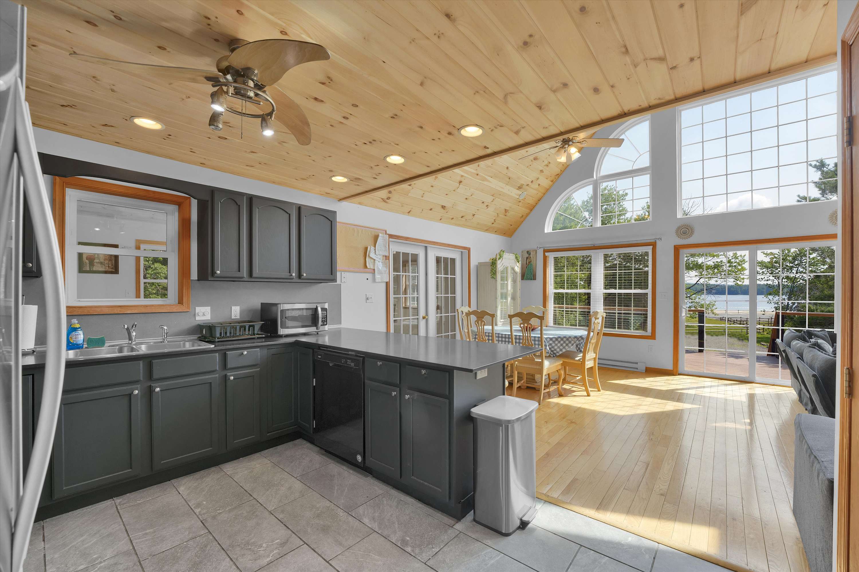 Beachview Chalet | Steps to Lake | Mins to Skiing