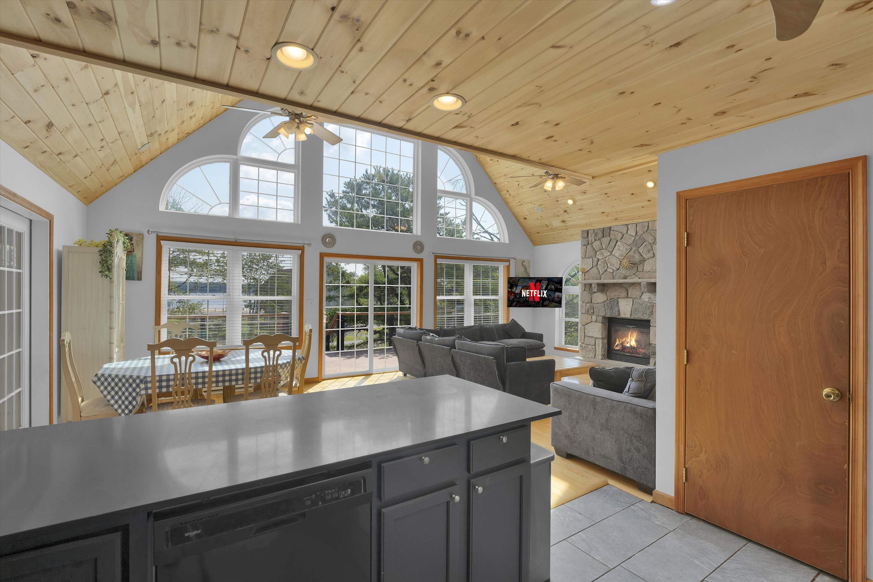 Beachview Chalet | Steps to Lake | Mins to Skiing