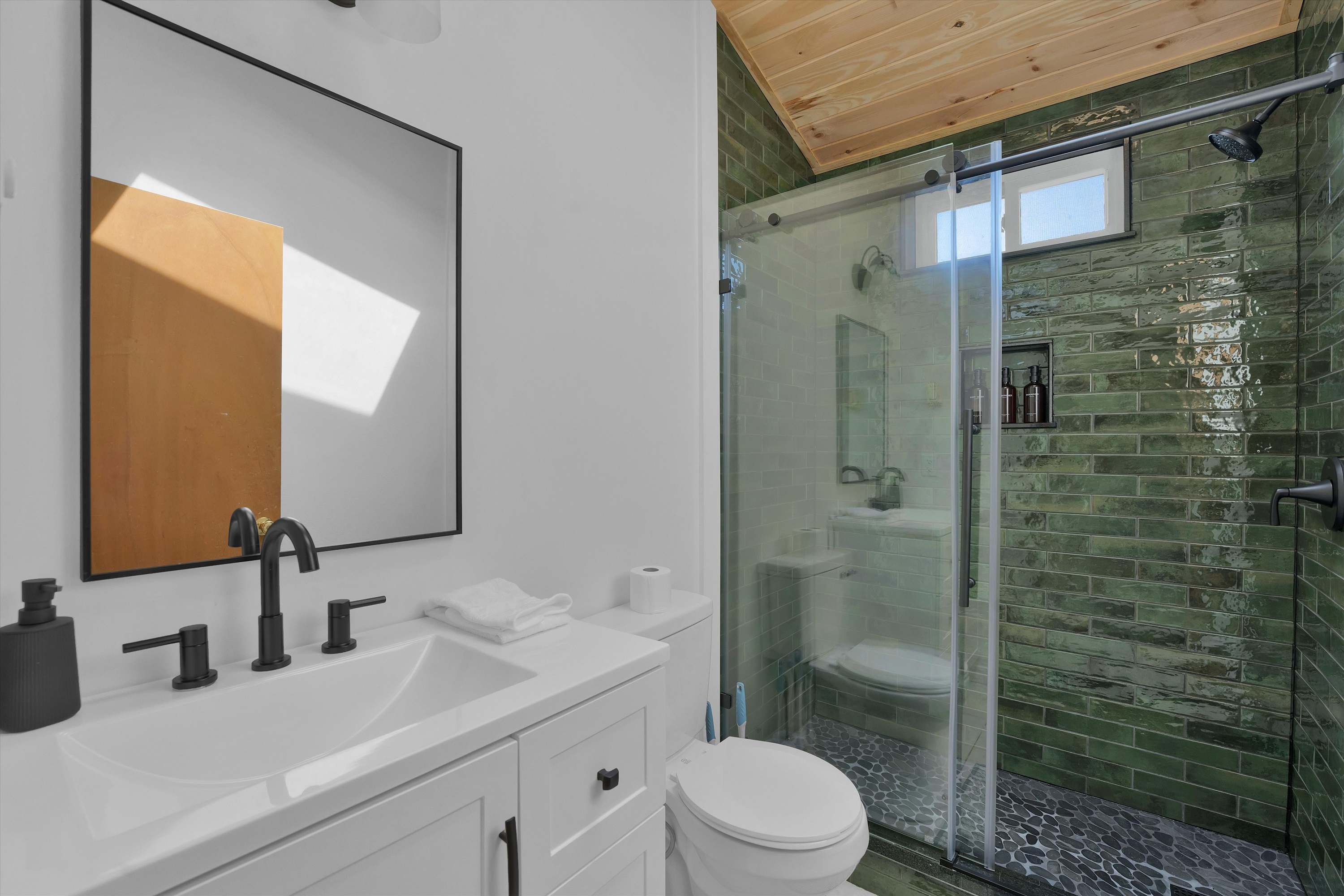 Beachview Chalet | Steps to Lake | Mins to Skiing