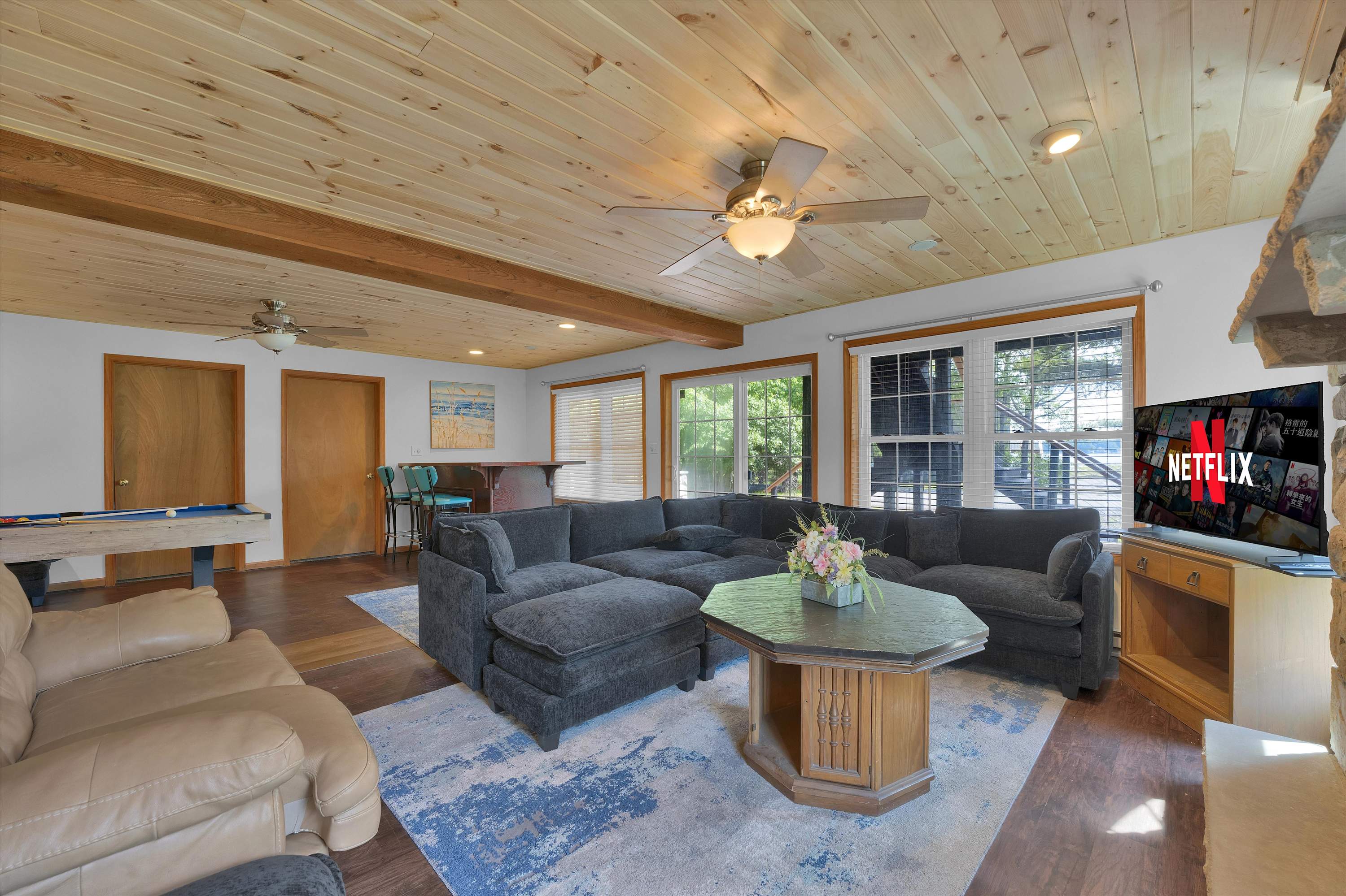 Beachview Chalet | Steps to Lake | Mins to Skiing
