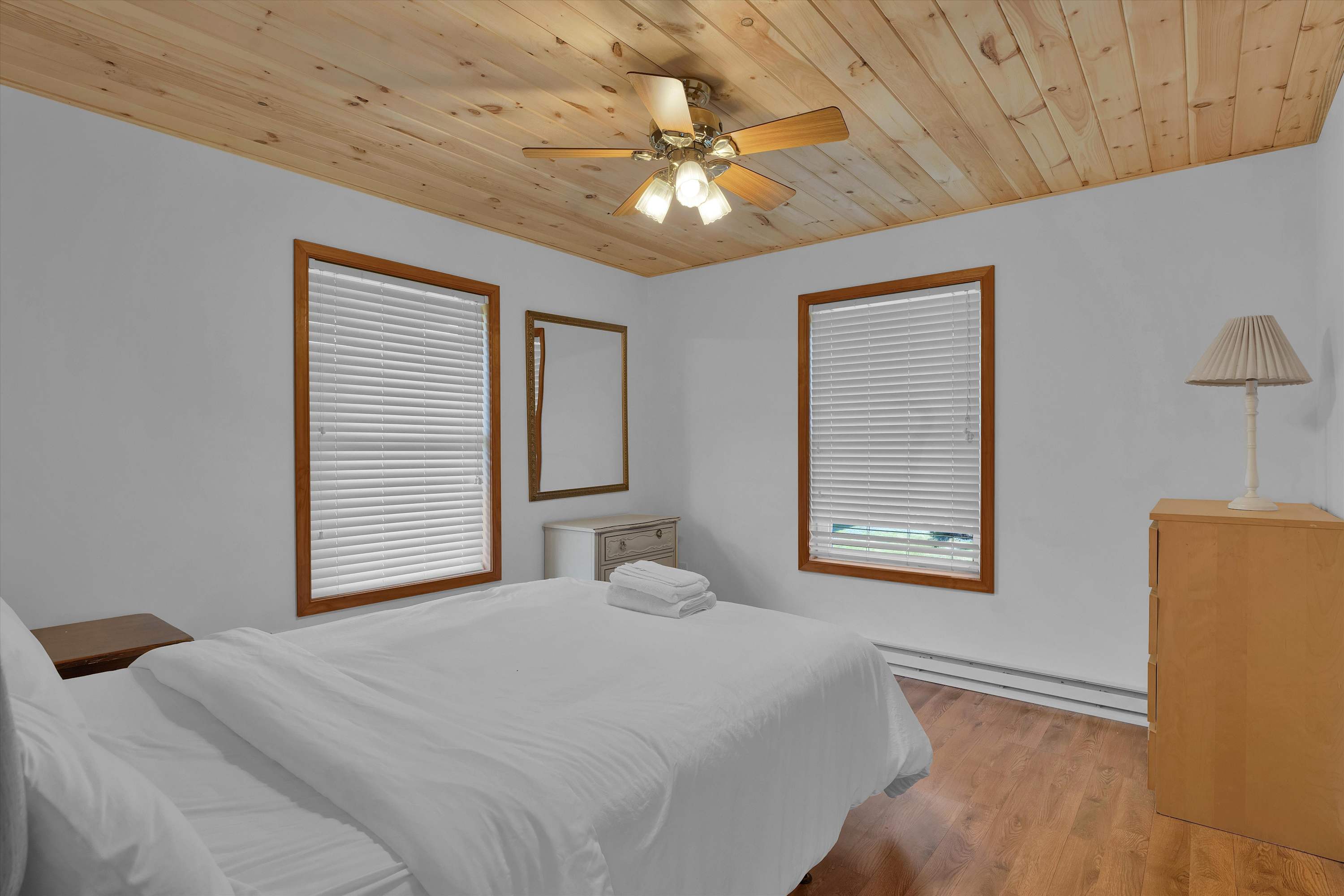 Beachview Chalet | Steps to Lake | Mins to Skiing