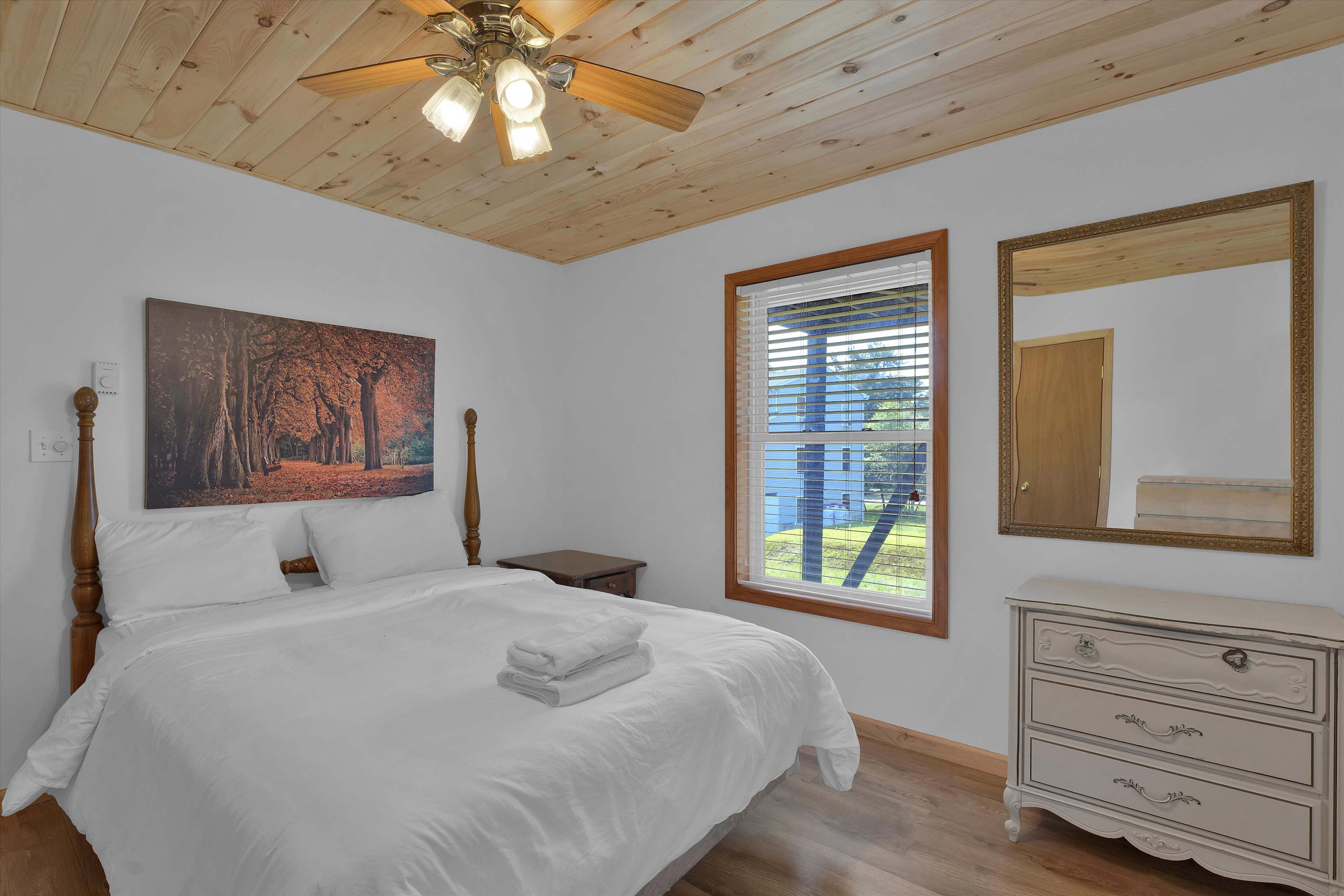 Beachview Chalet | Steps to Lake | Mins to Skiing