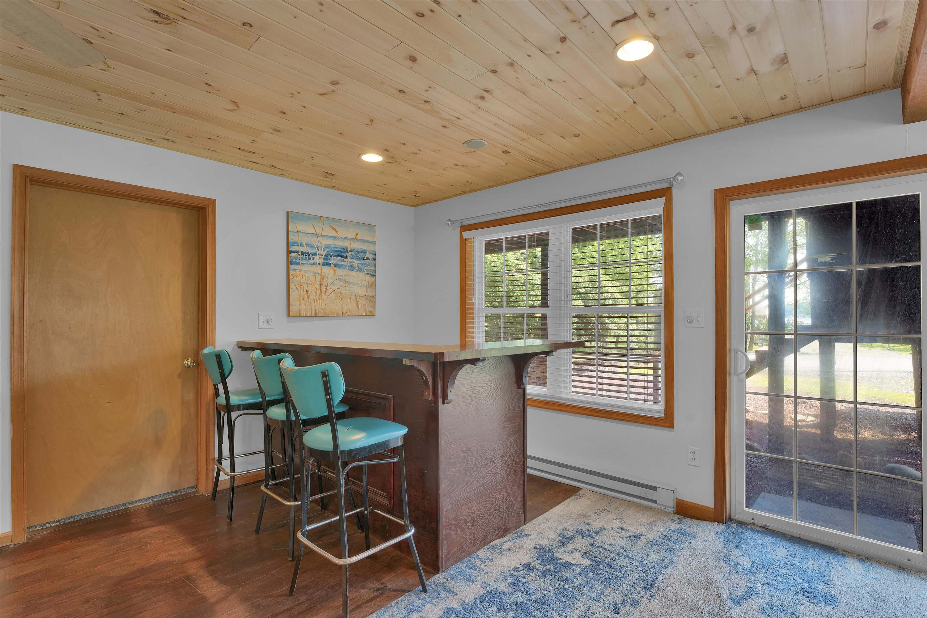 Beachview Chalet | Steps to Lake | Mins to Skiing
