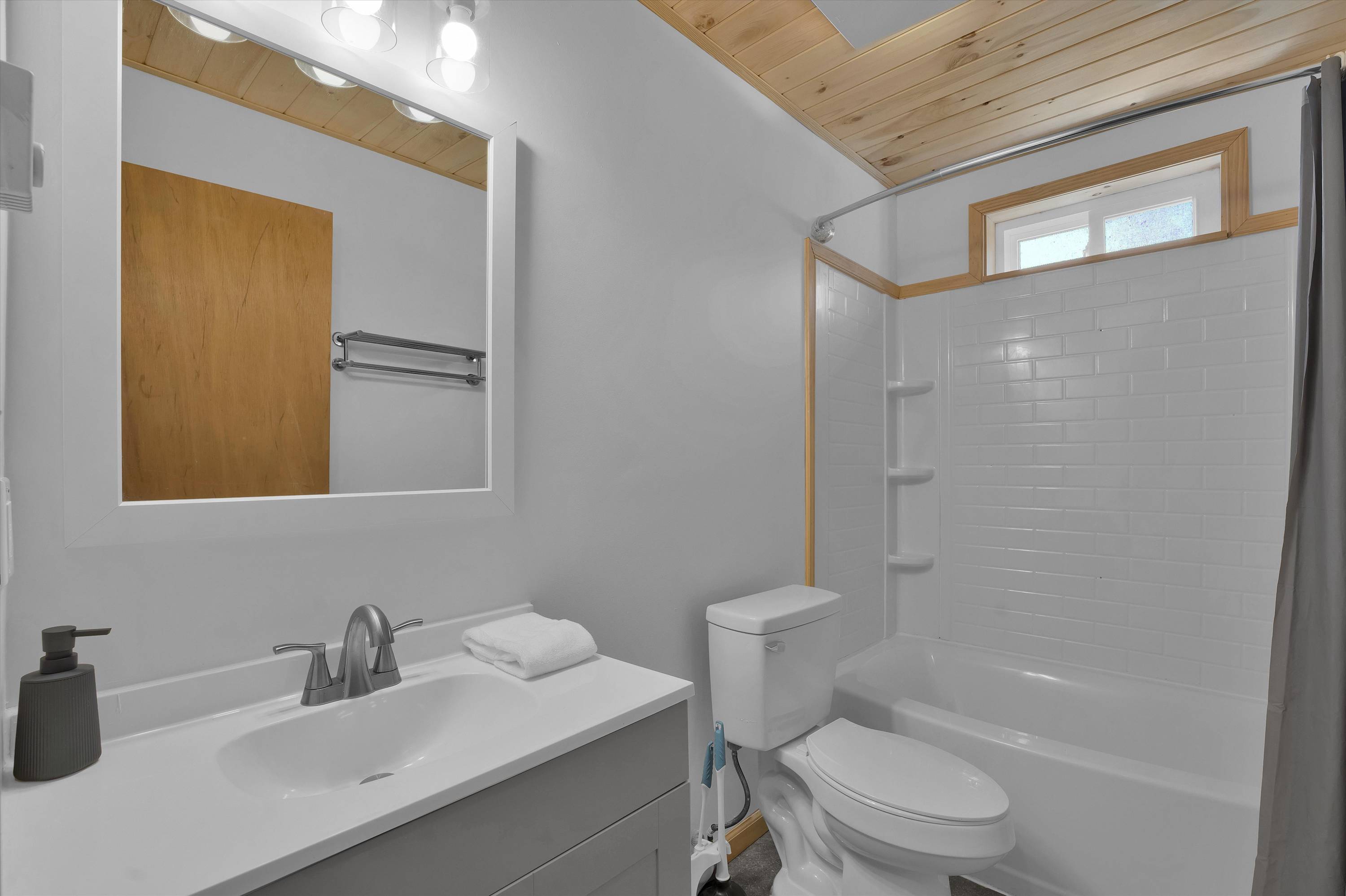 Beachview Chalet | Steps to Lake | Mins to Skiing