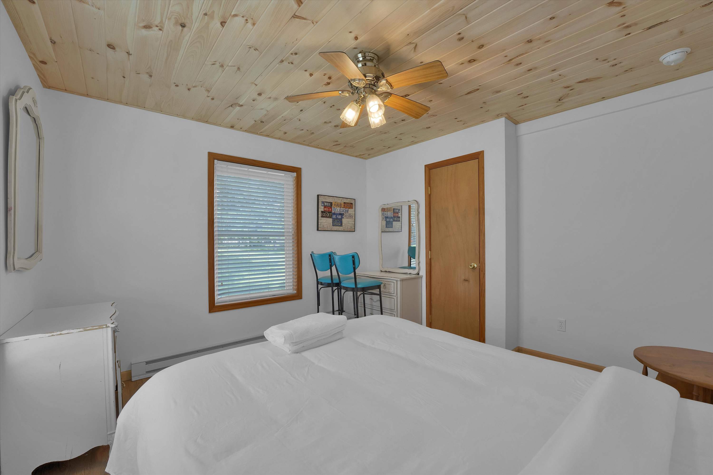 Beachview Chalet | Steps to Lake | Mins to Skiing