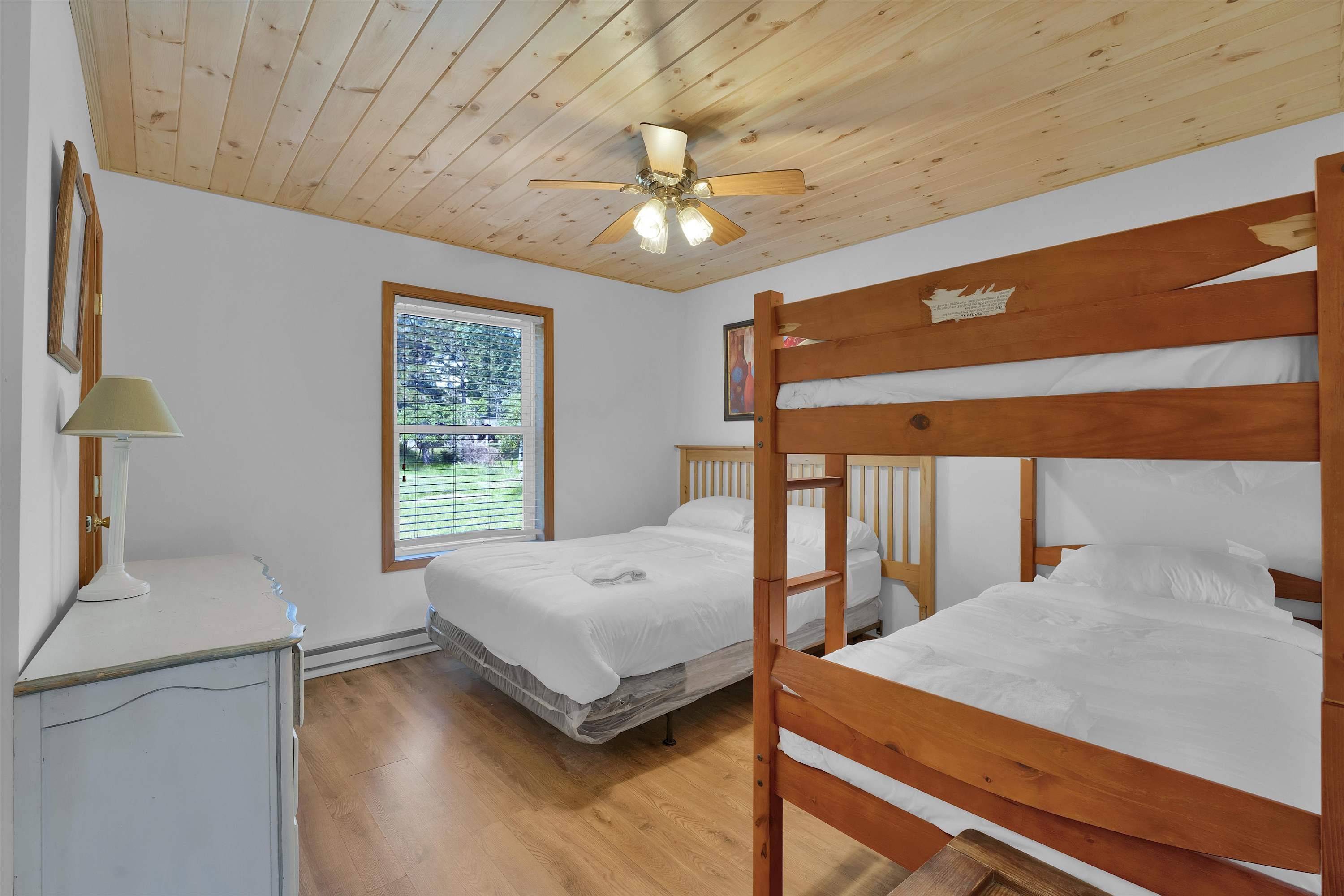 Beachview Chalet | Steps to Lake | Mins to Skiing