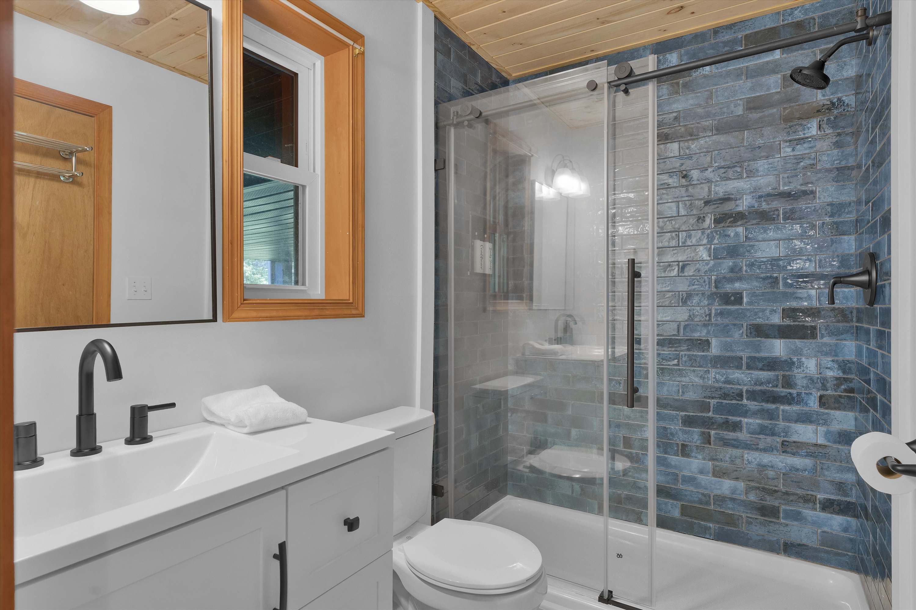 Beachview Chalet | Steps to Lake | Mins to Skiing