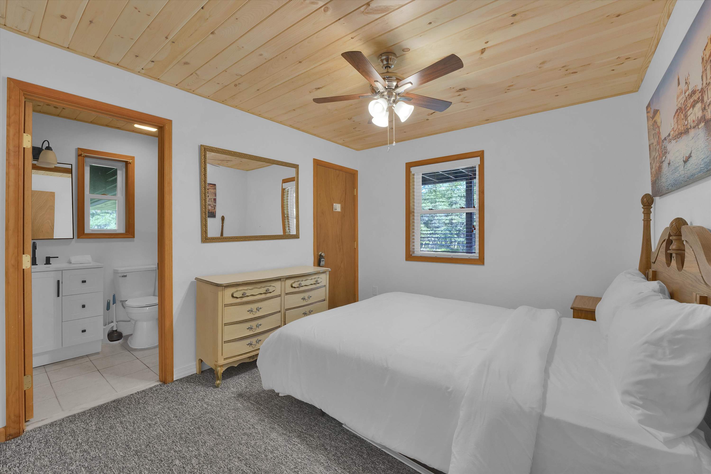 Beachview Chalet | Steps to Lake | Mins to Skiing