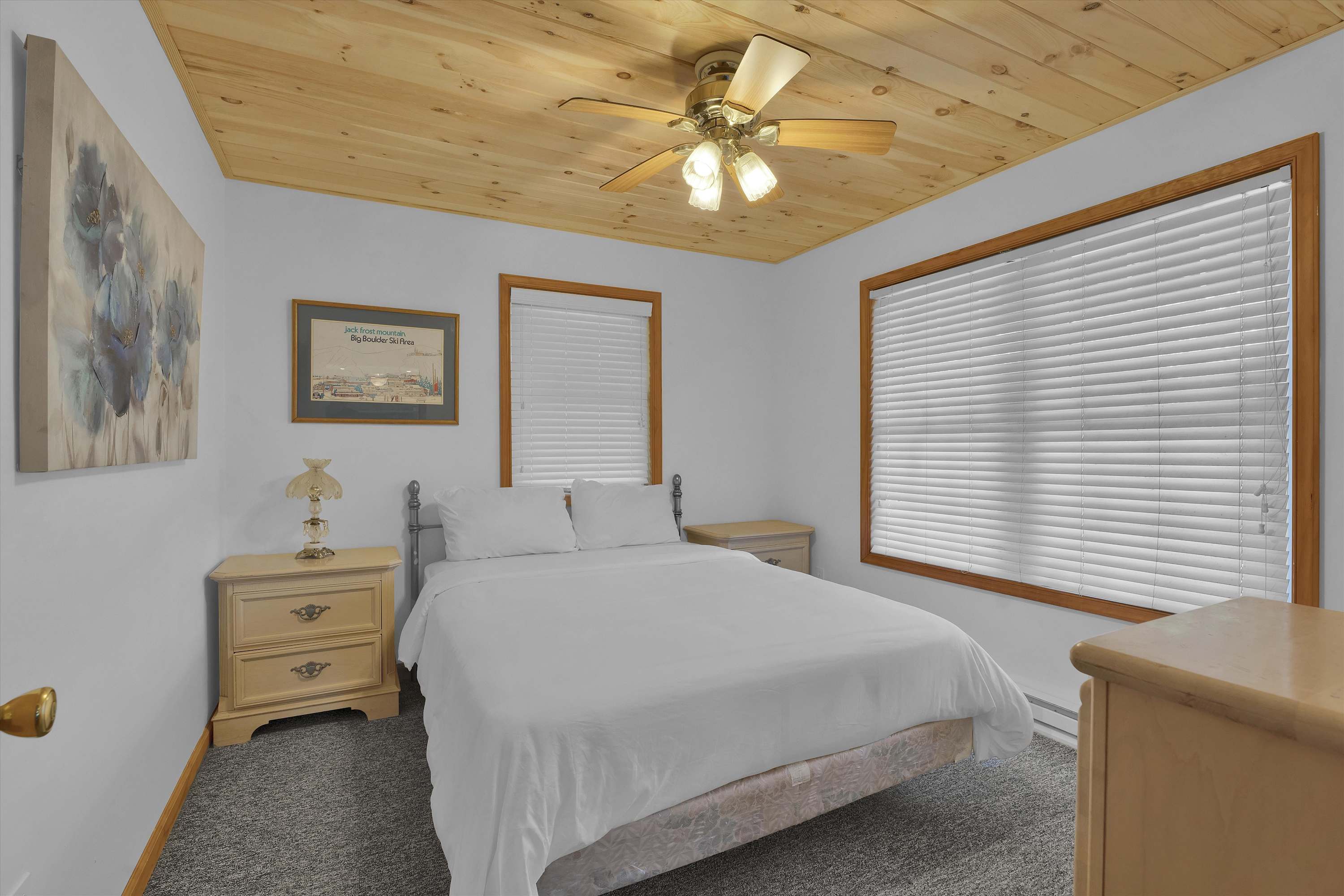 Beachview Chalet | Steps to Lake | Mins to Skiing