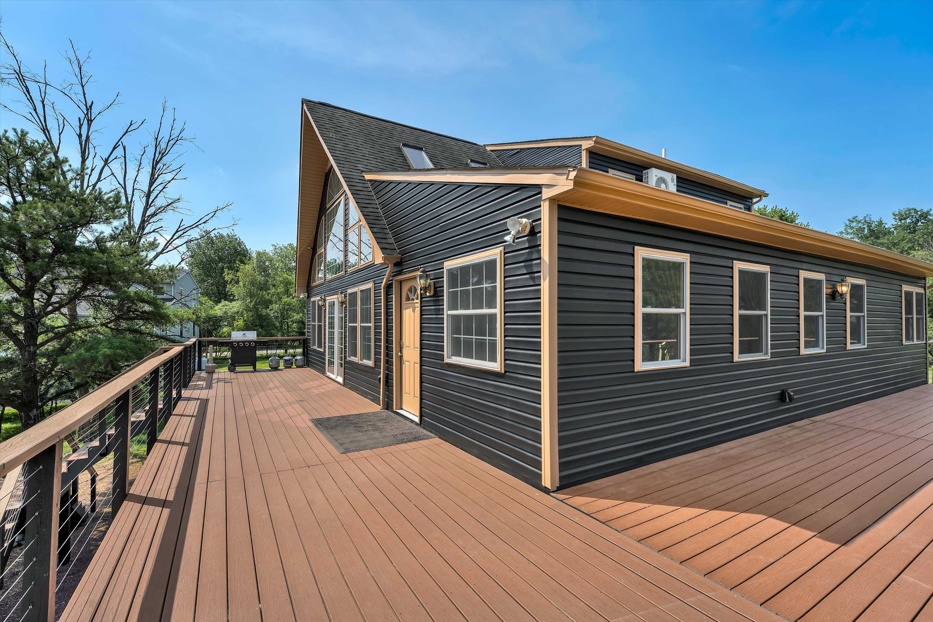 Beachview Chalet | Steps to Lake | Mins to Skiing