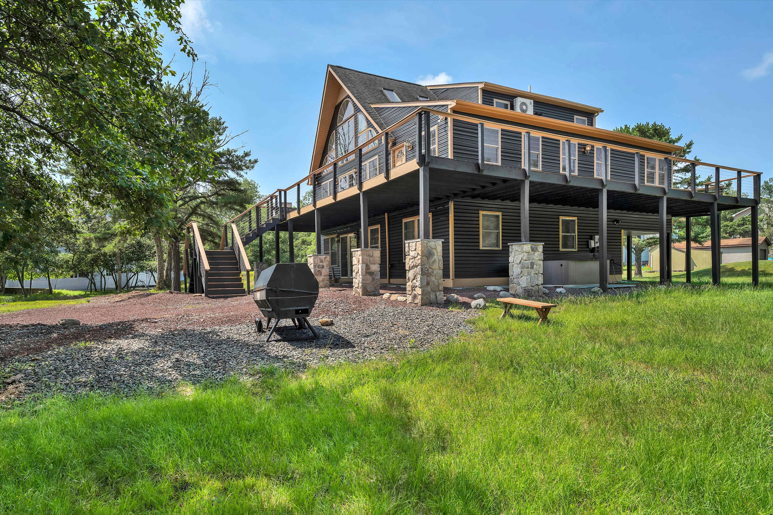 Beachview Chalet | Steps to Lake | Mins to Skiing