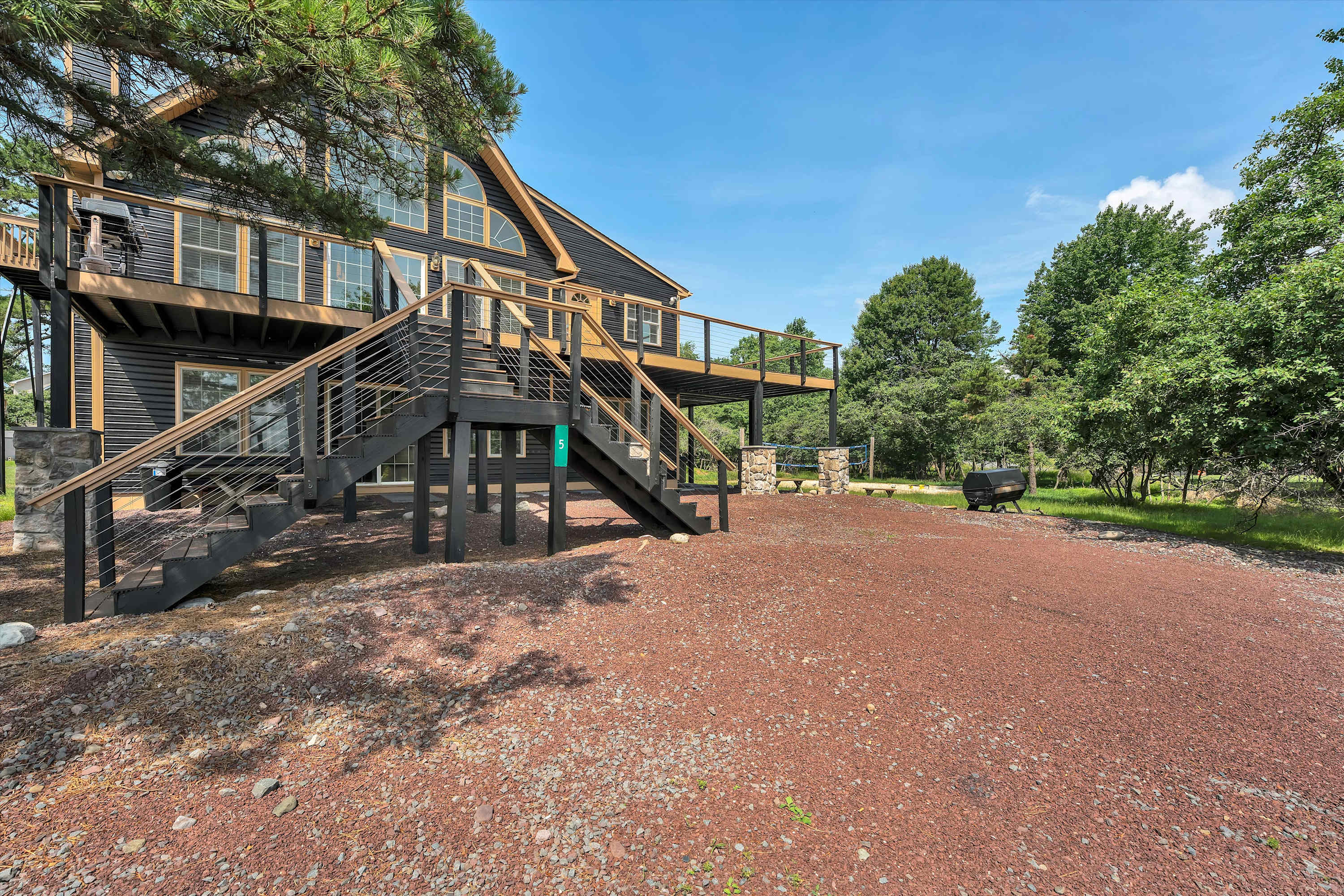Beachview Chalet | Steps to Lake | Mins to Skiing