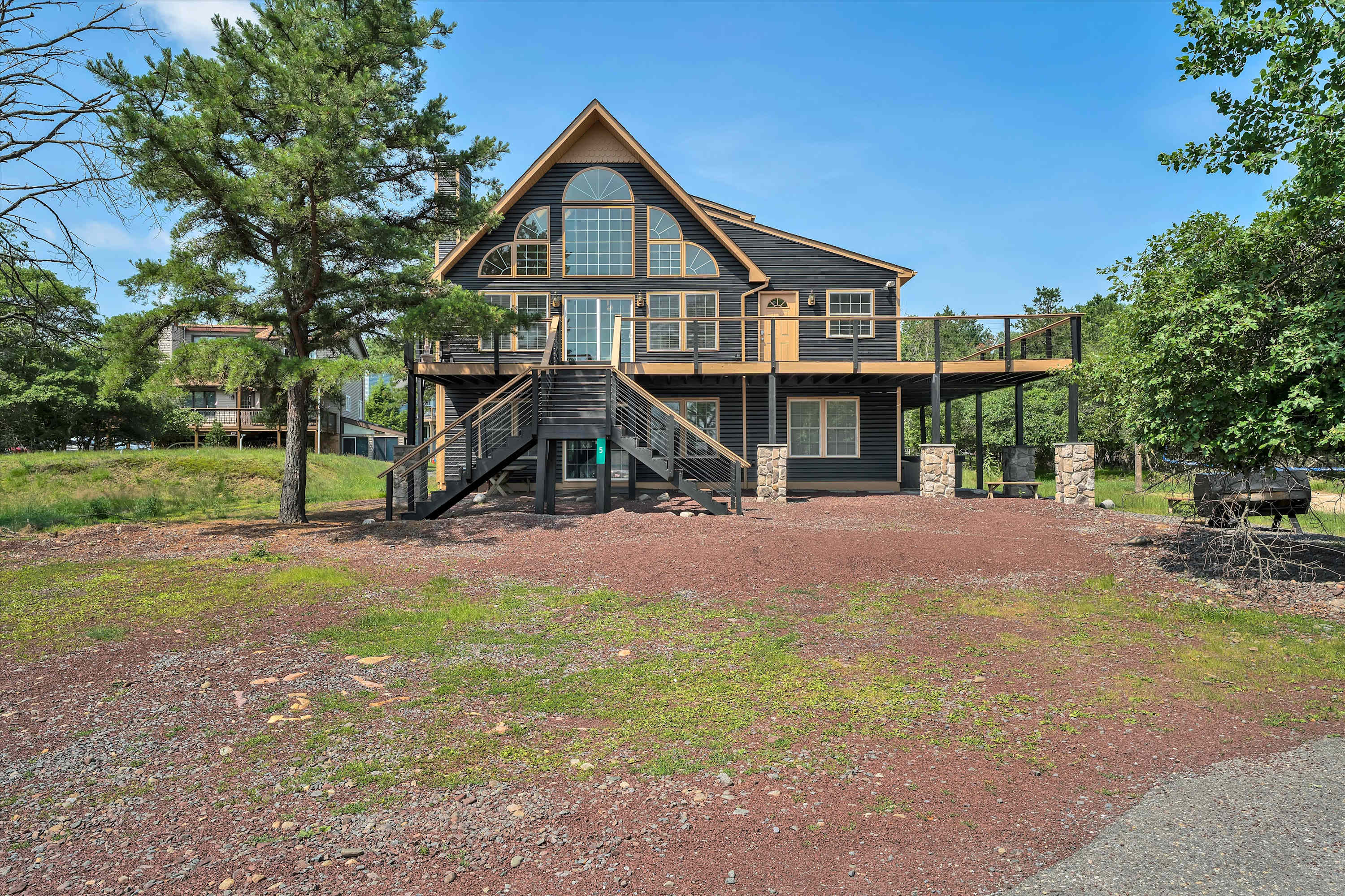 Beachview Chalet | Steps to Lake | Mins to Skiing