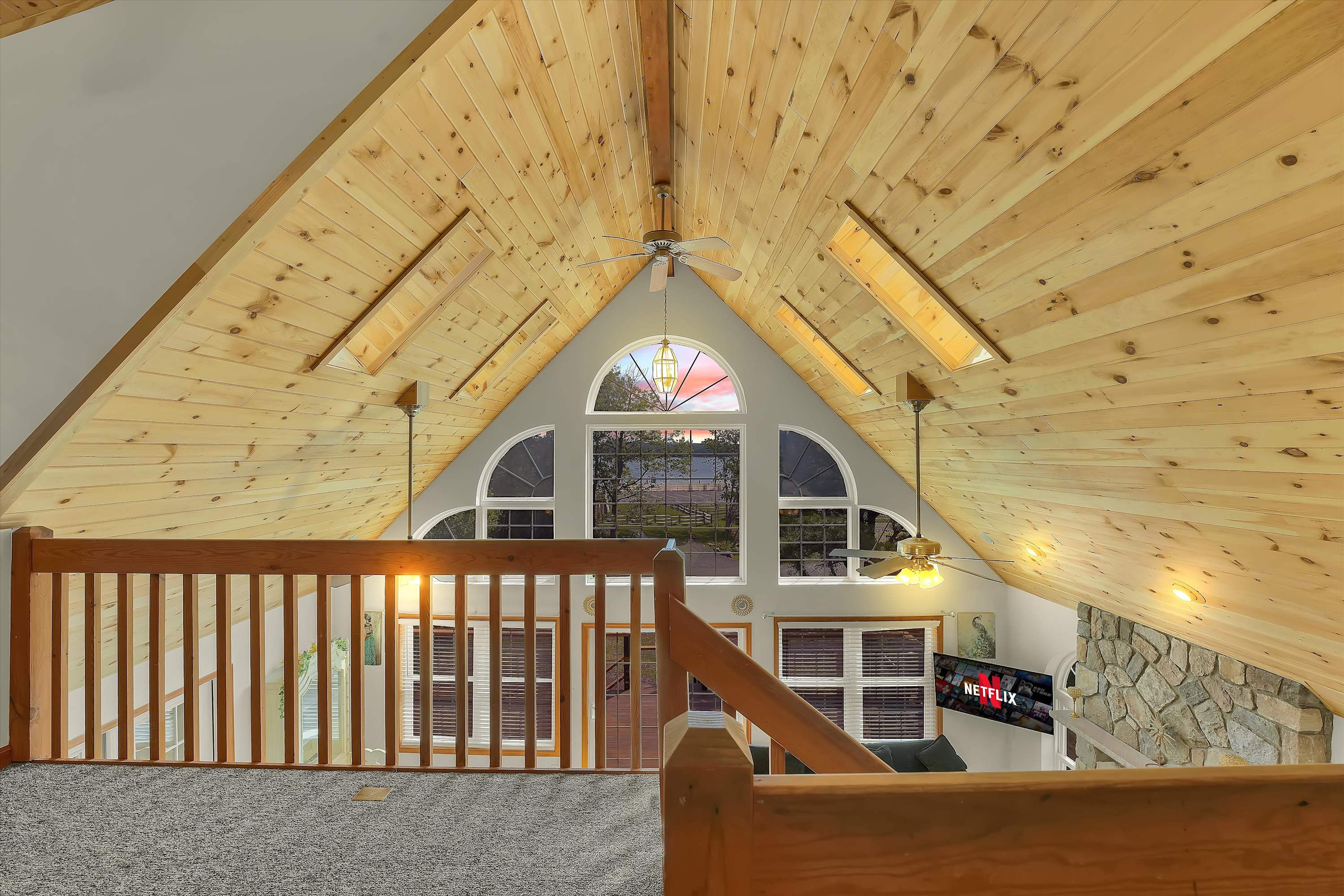 Beachview Chalet | Steps to Lake | Mins to Skiing
