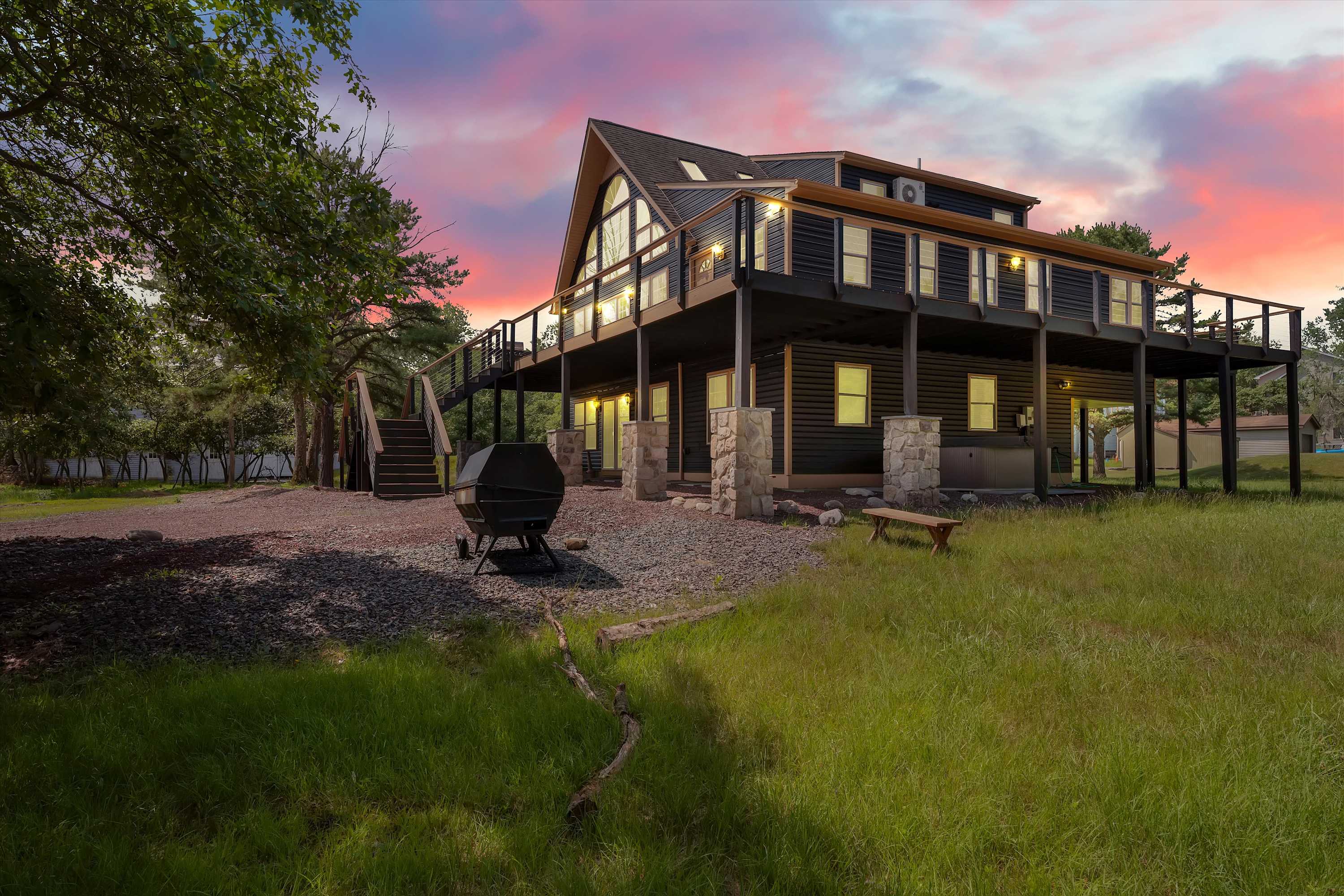 Beachview Chalet | Steps to Lake | Mins to Skiing