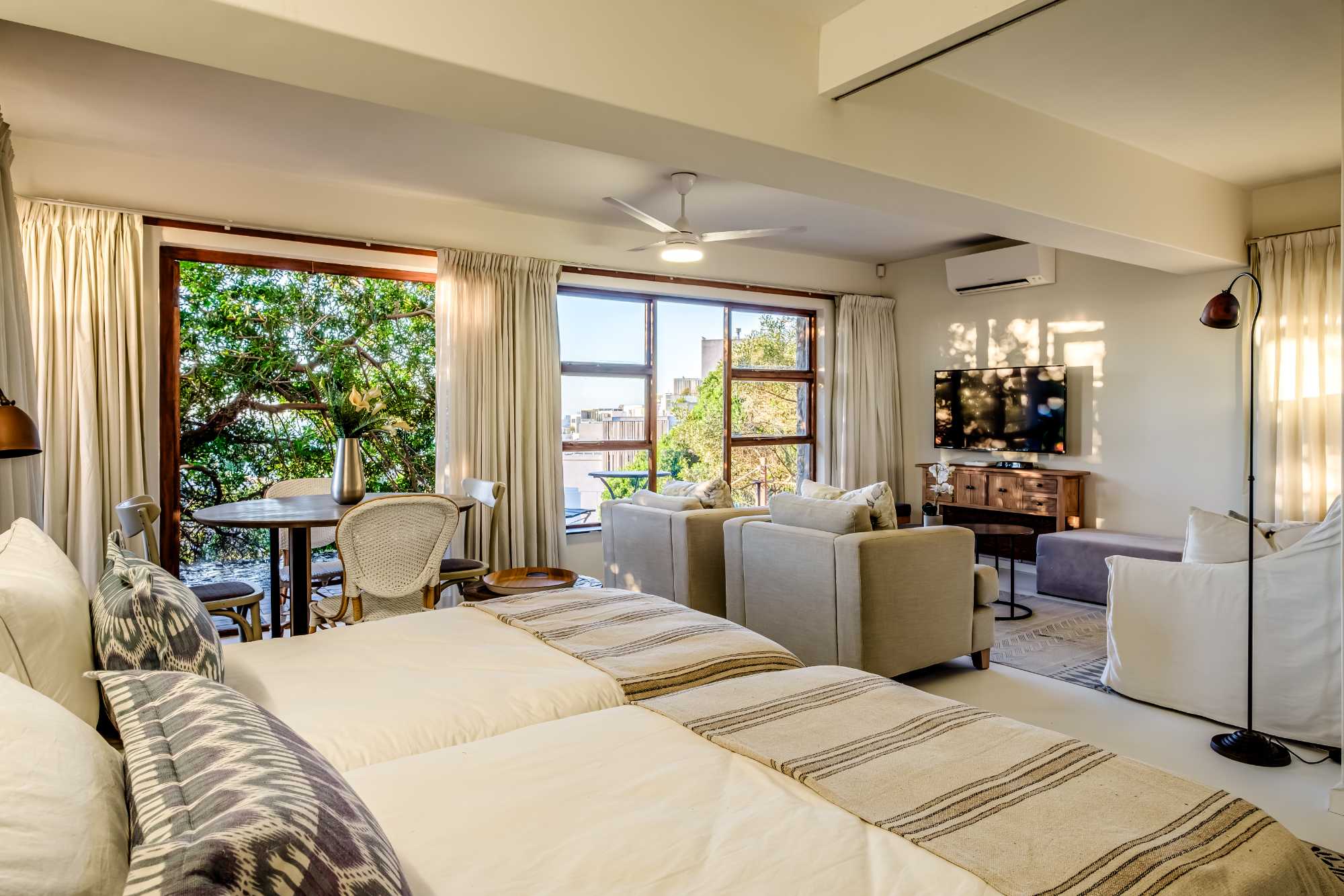 2 Bed Camps Bay Apartment with Patio Rock Retreat 10