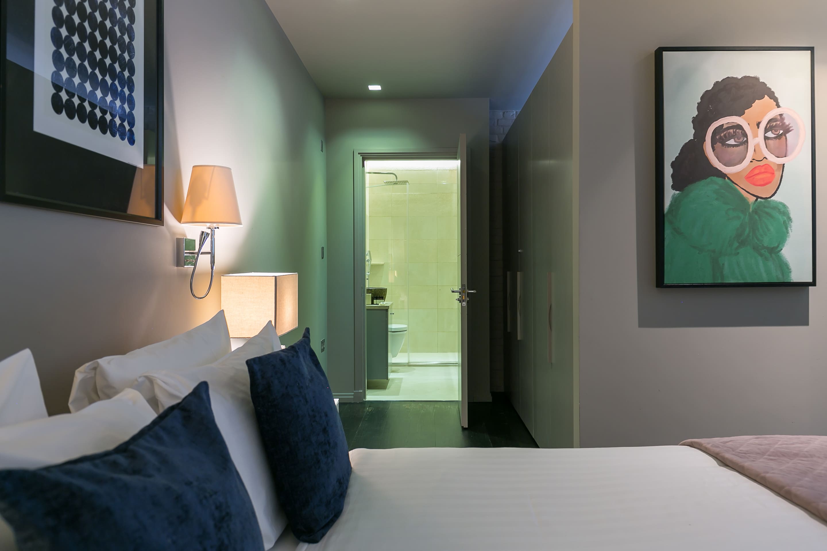 View Covent Garden Duplex · 2 Bed · Sleeps 4 in Stukeley Street, 1 WC2B Covent Garden Duplex · 2 Bed · Sleeps 4 in Stukeley Street, 1 WC2B - Property image 13 - VivreStays